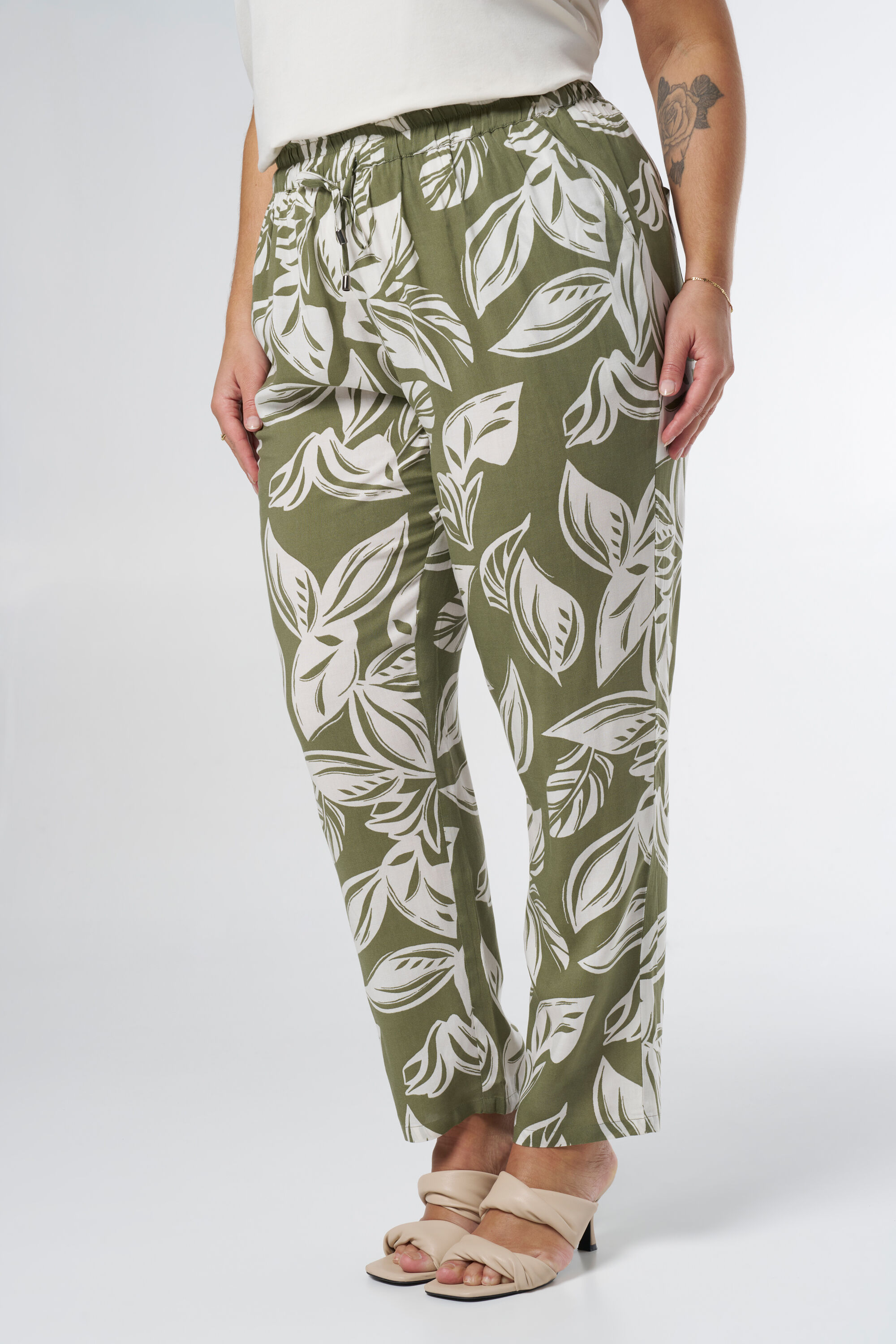Pantalones con estampado image number 5