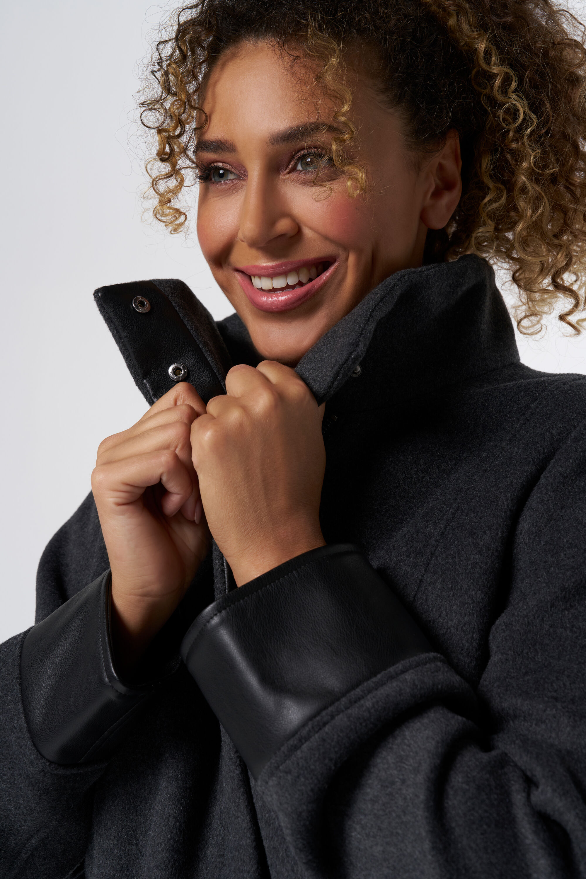 Chaqueta con cintur&oacute;n image number 4