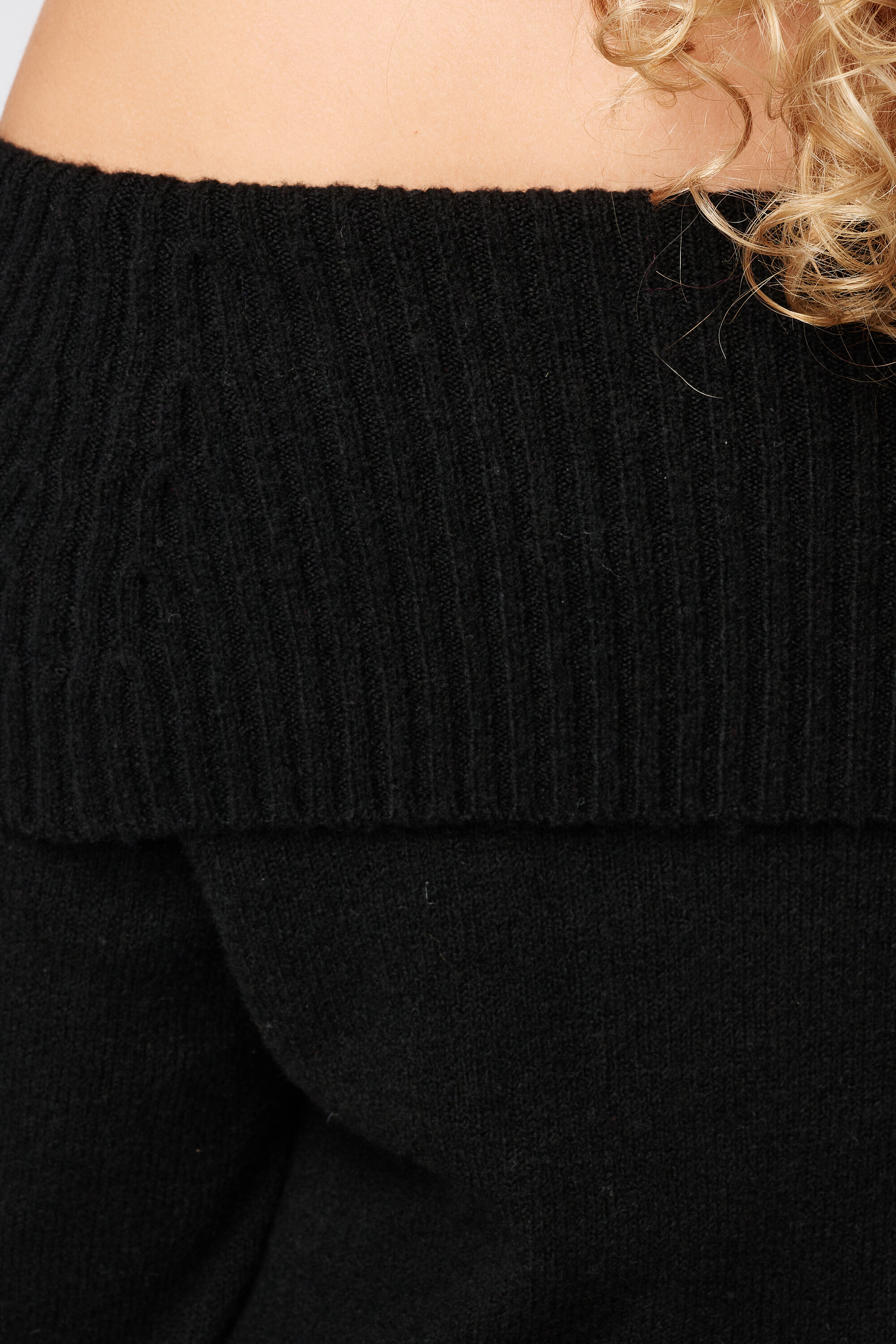 Vestido de punto con hombros descubiertos image number 6