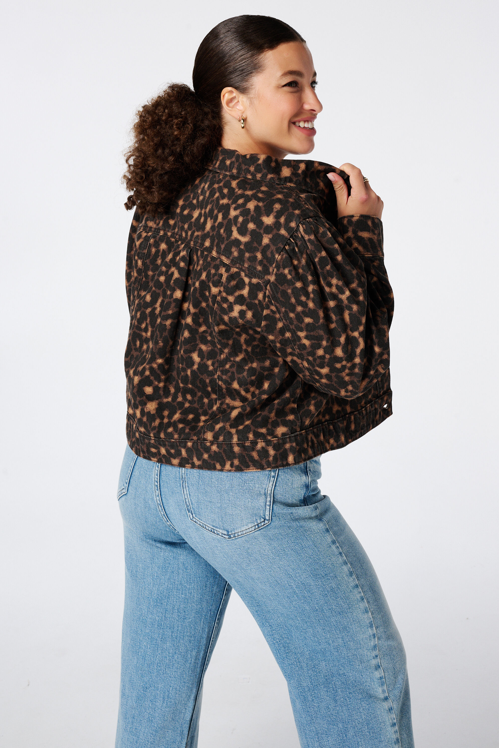 Chaqueta vaquera con estampado animal image number 3