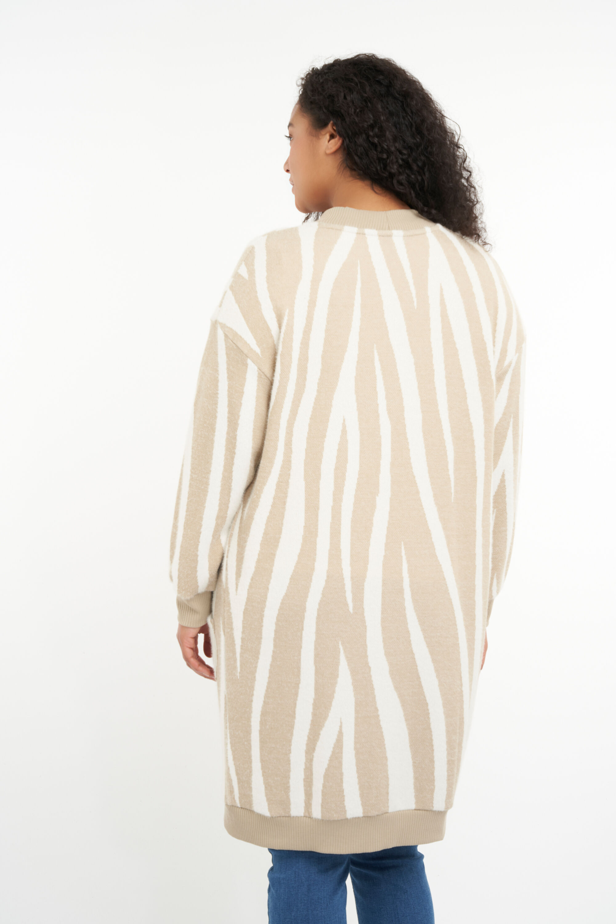 C&aacute;rdigan con estampado image number 4