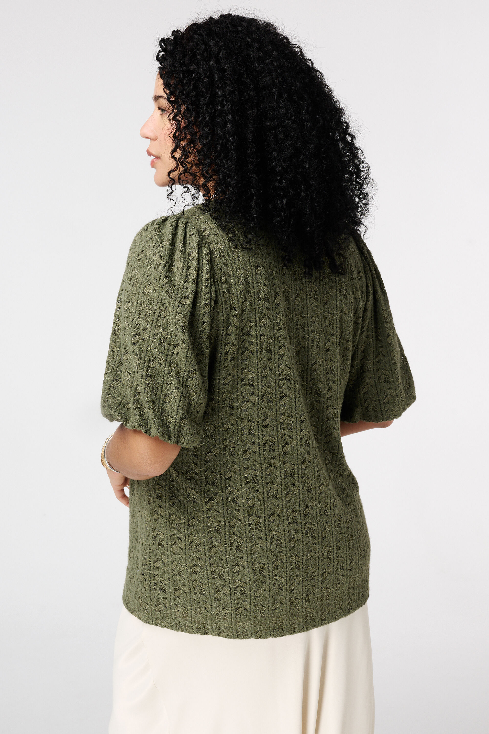 Top de encaje con mangas abullonadas image number 3