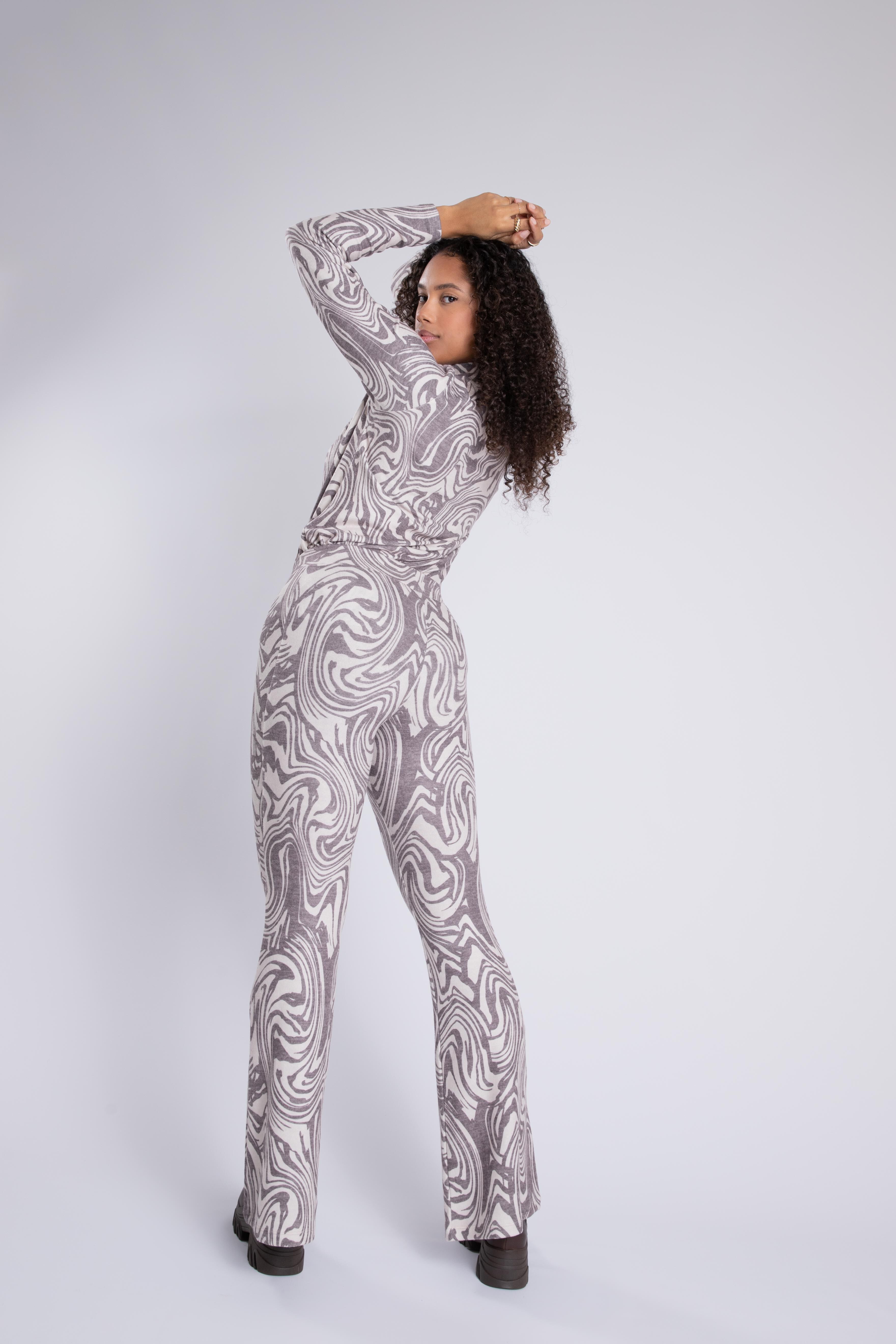 Leggings acampanados con estampado  image number 5