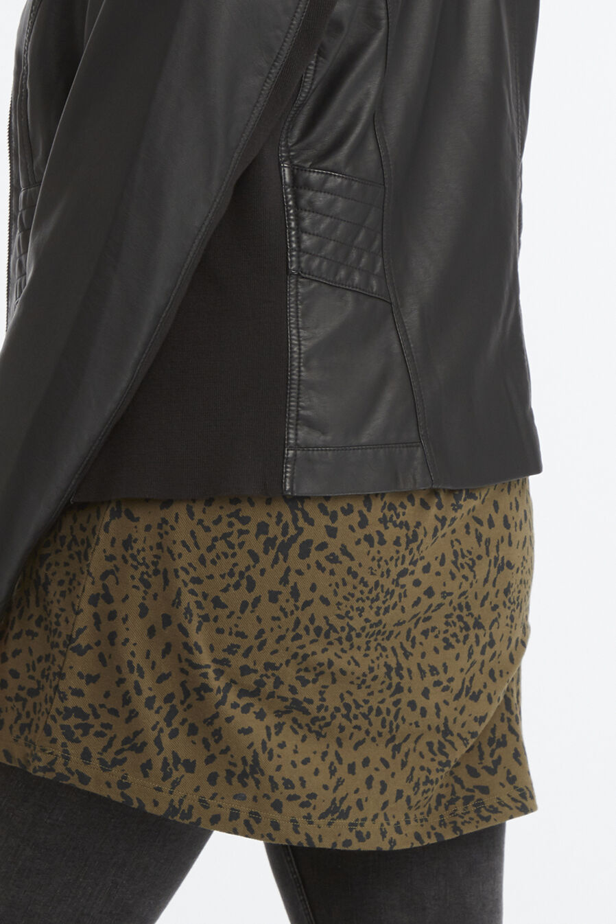 Chaqueta de cuero sint&eacute;tico con cuello redondo image number 4