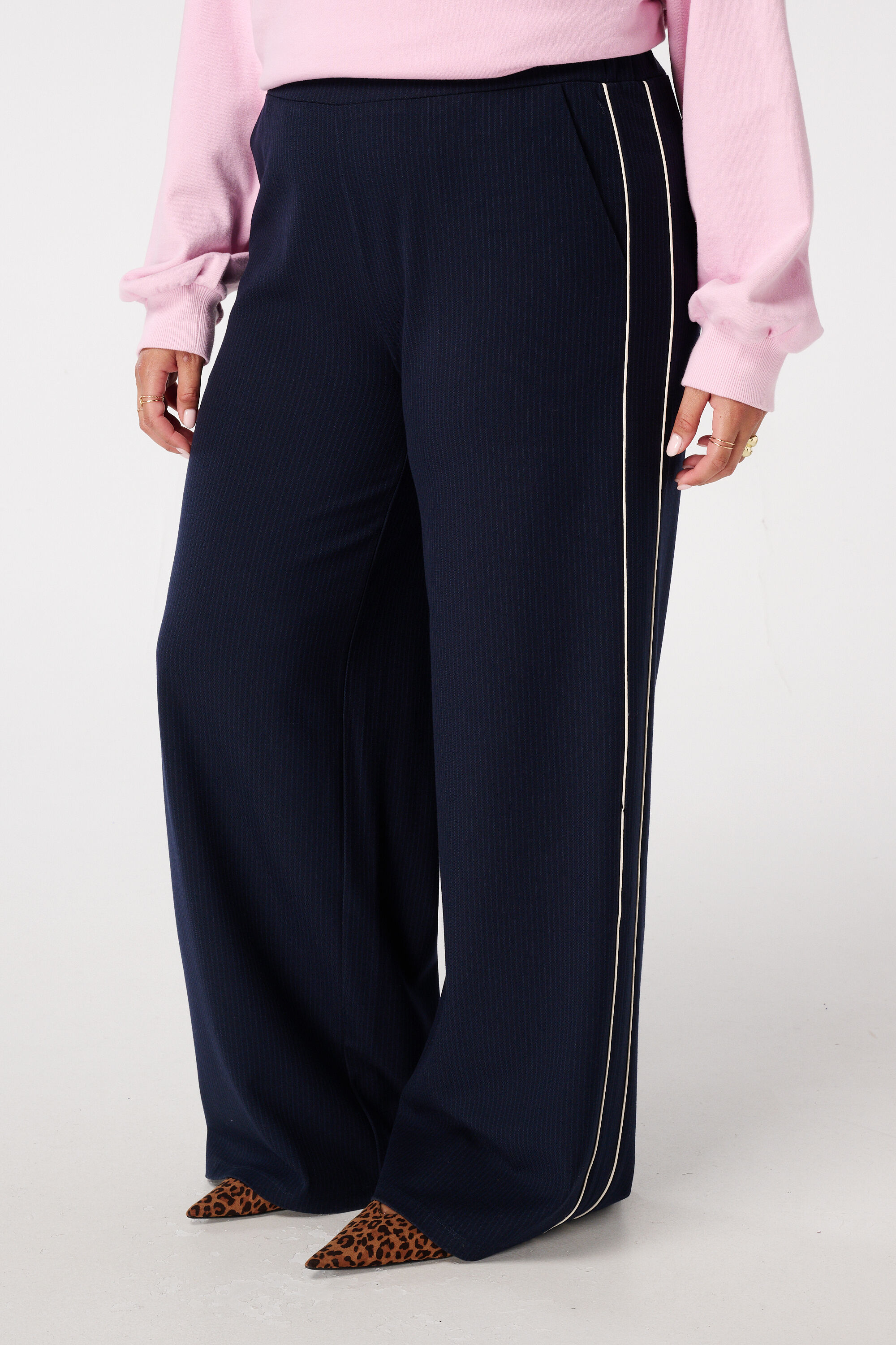 Pantalones a rayas image number 5