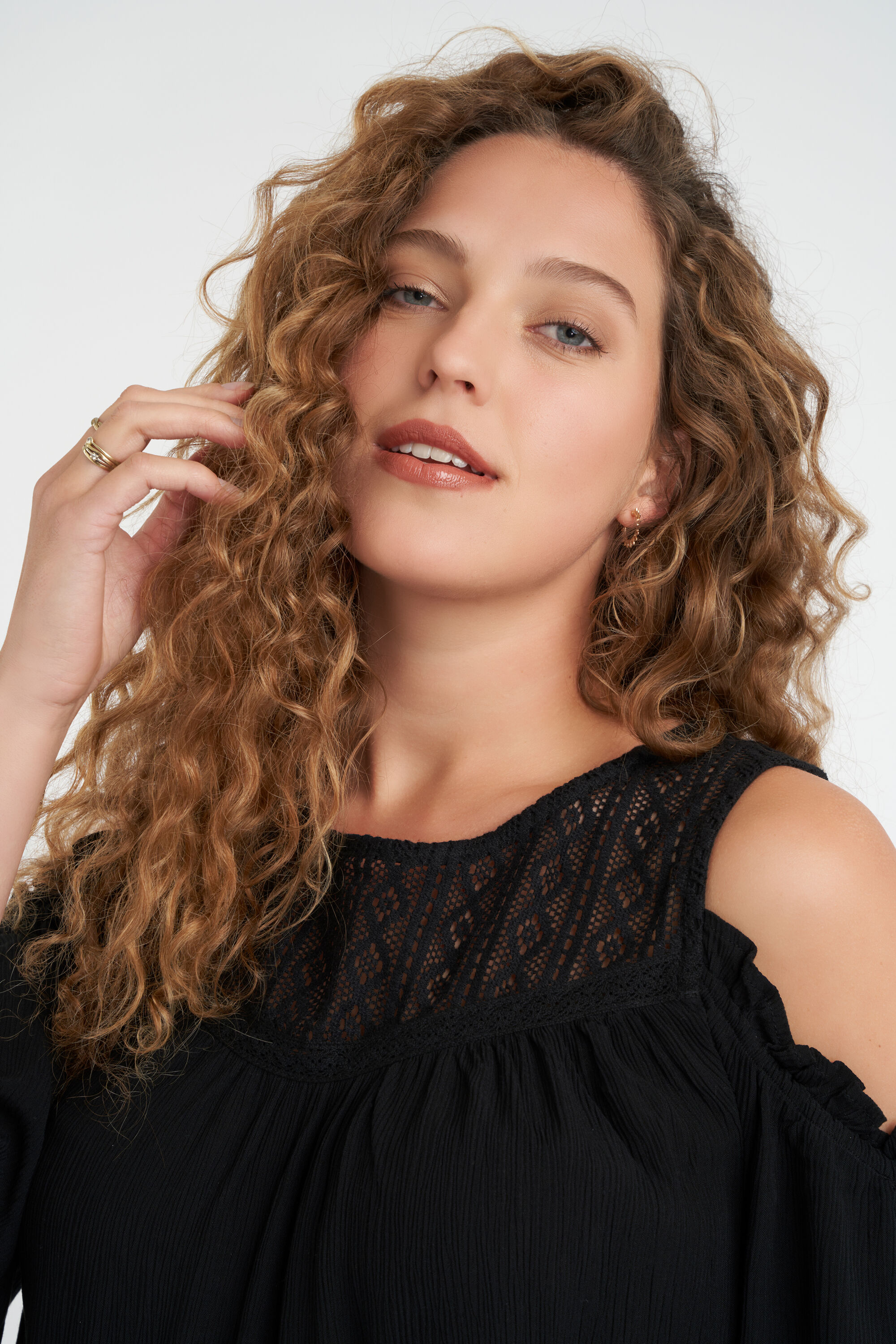 Blusa con los hombros al aire image number 4