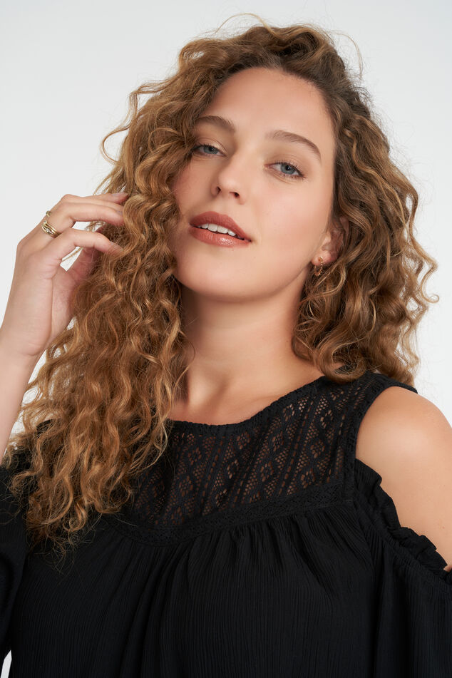 Blusa con los hombros al aire image number 4