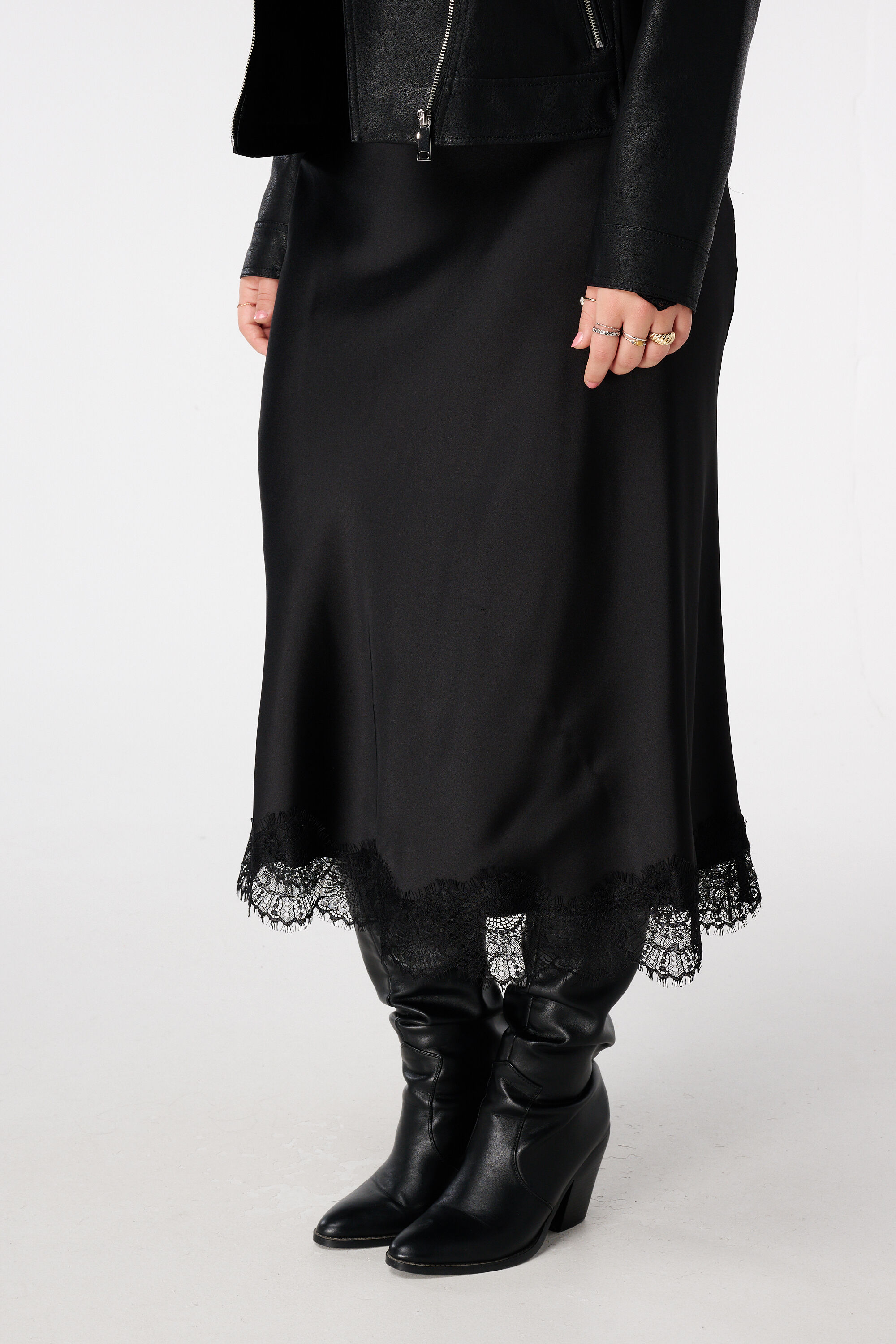 Falda con efecto satinado y encaje image number 5