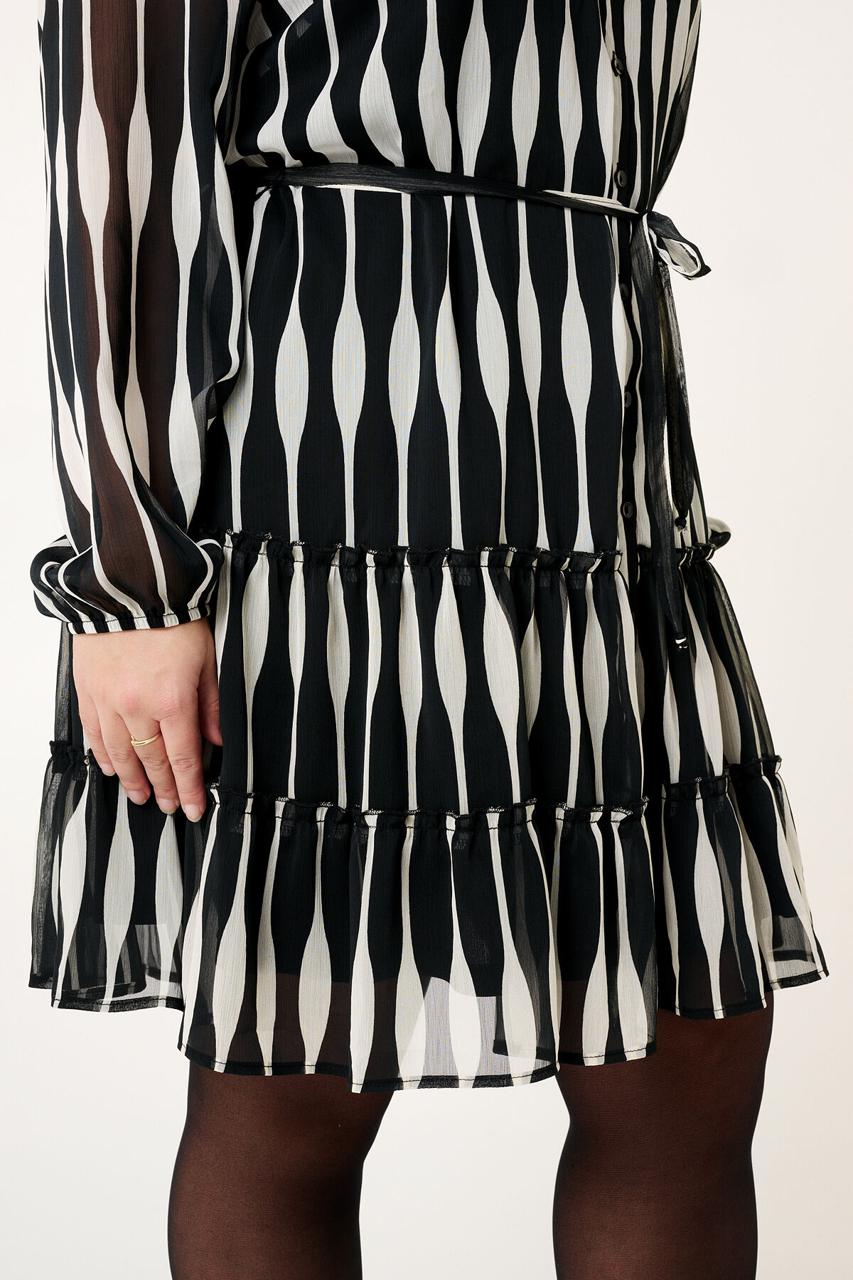 Vestido con estampado bicolor image number 4