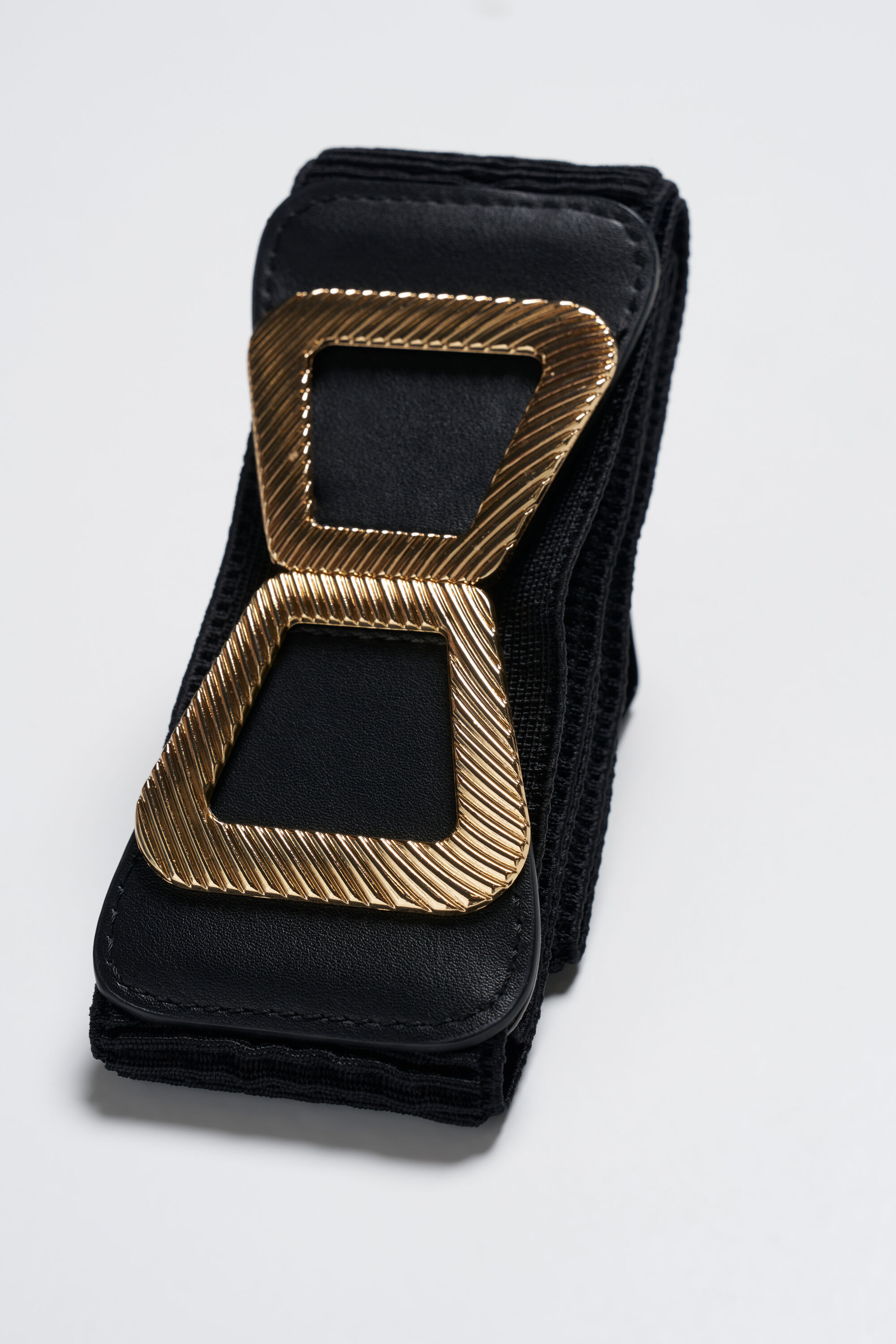 Cintur&oacute;n con hebilla dorada image number 3