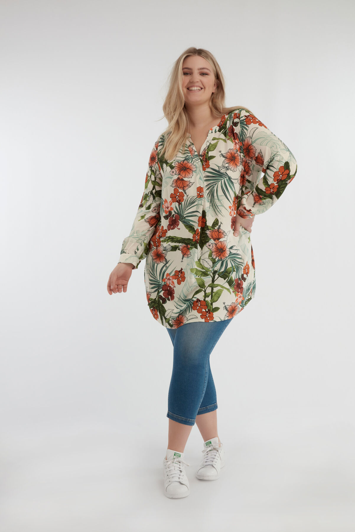 Blusa t&uacute;nica con estampado tropical image number 5