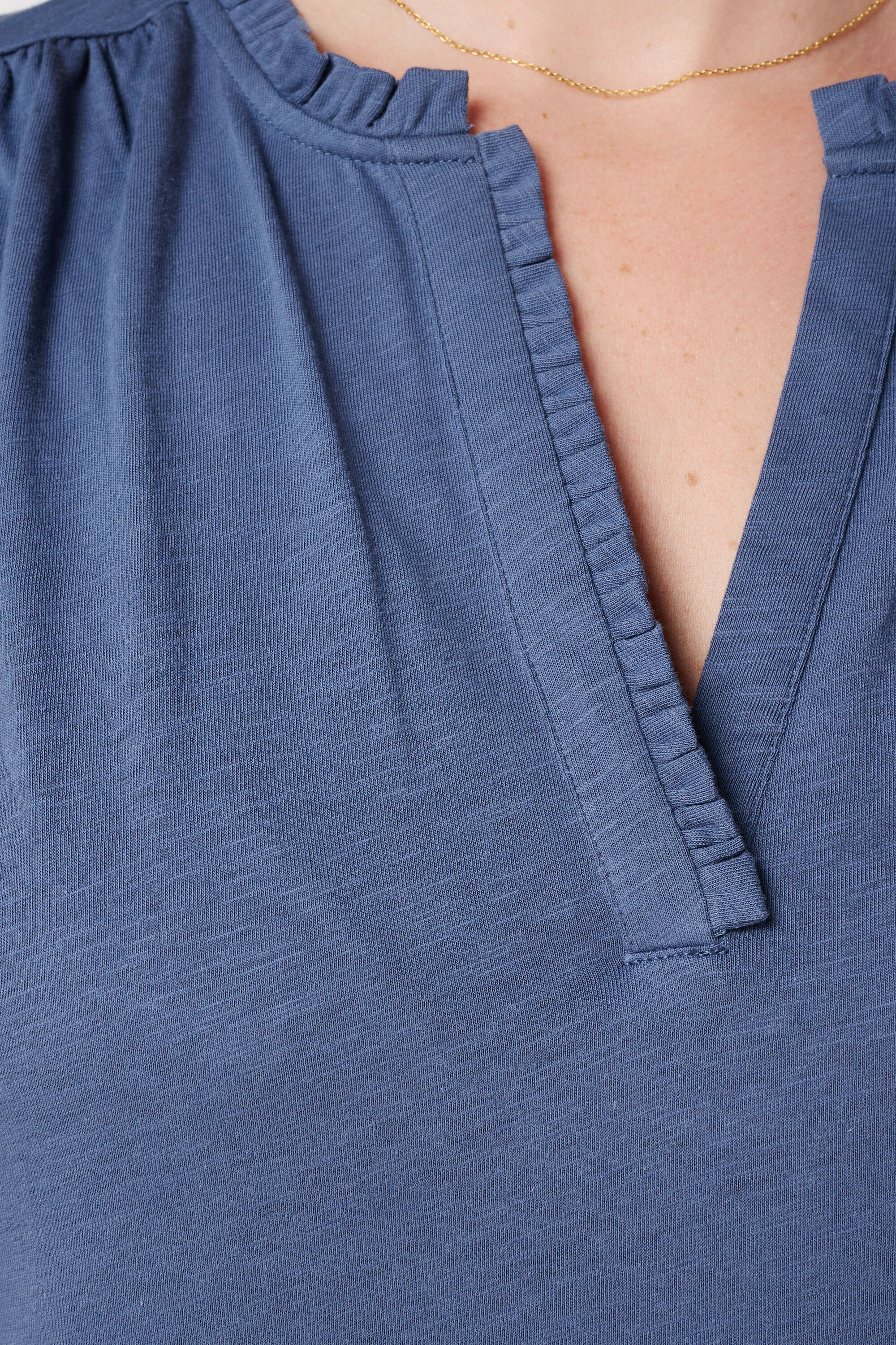 Top con escote en V y volantes image number 6