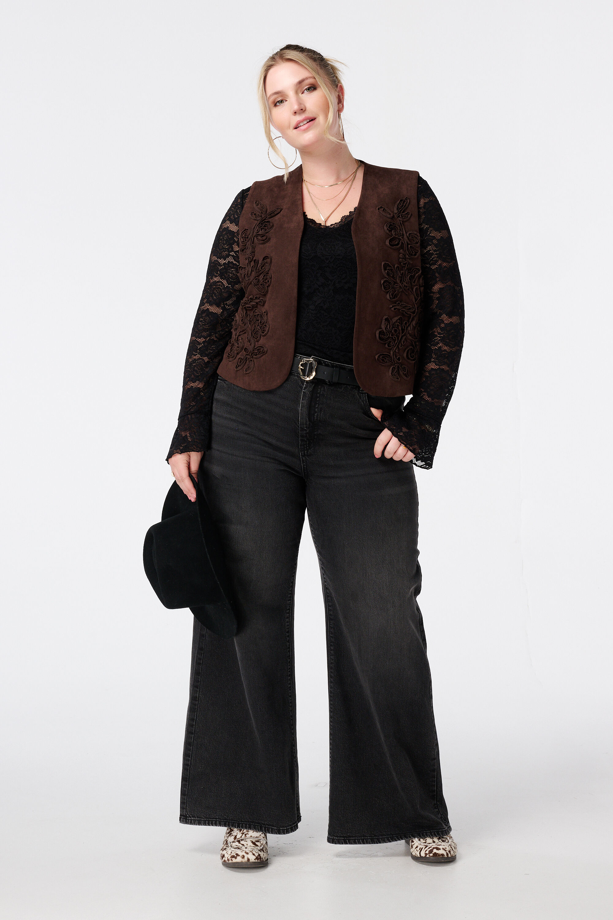 Chaleco con aspecto de ante y bordados image number 5