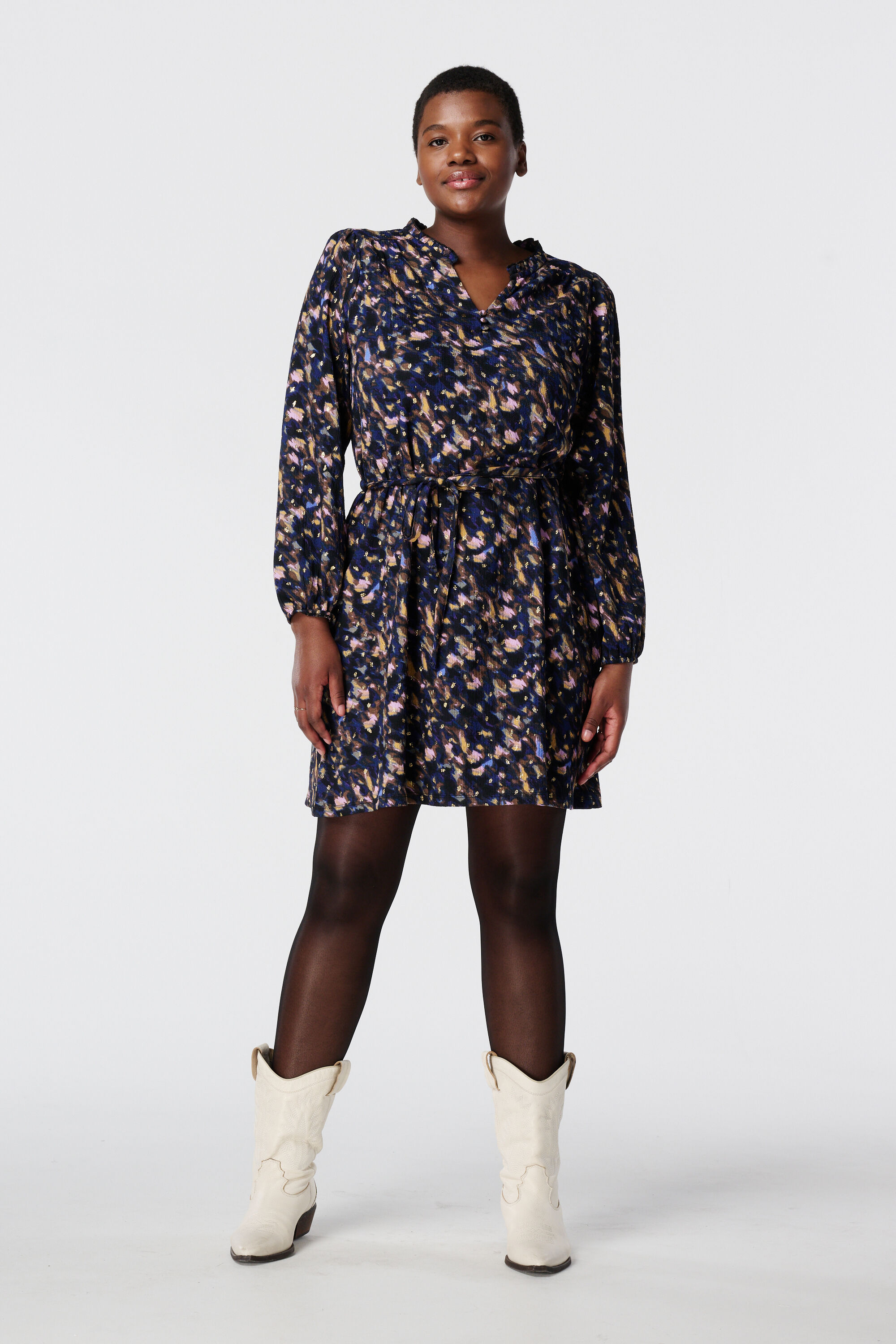 Vestido con detalle dorado image number 5