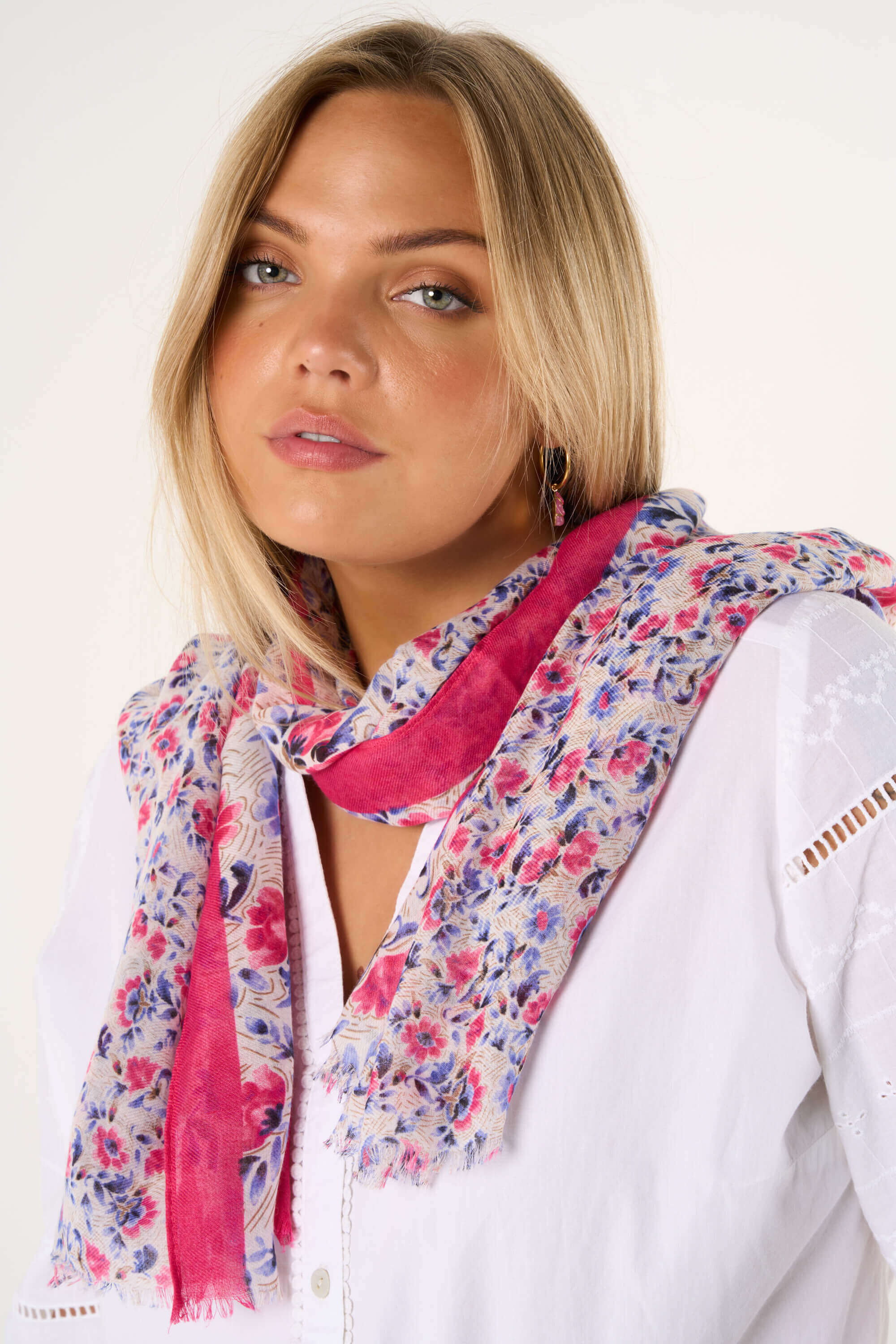 Fular con estampado floral image number 2