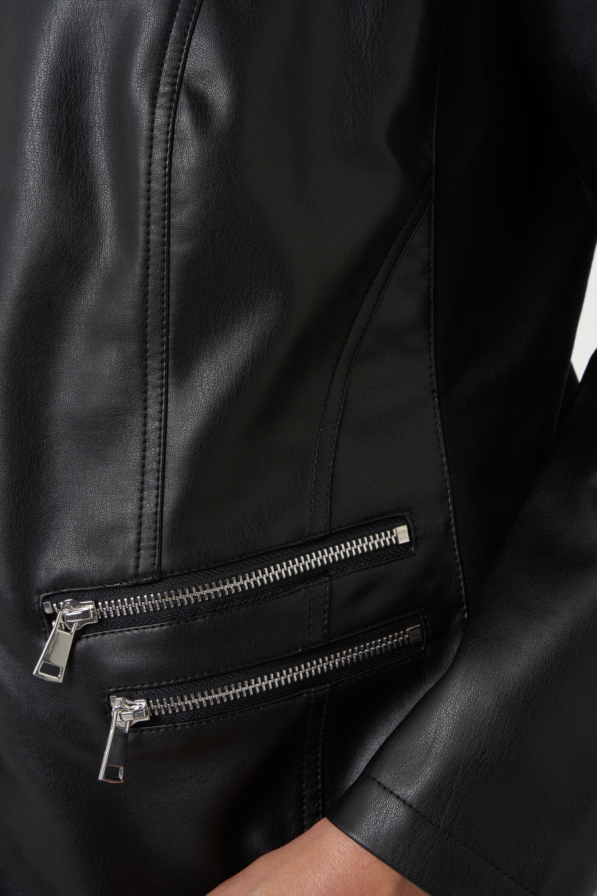 Chaqueta de cuero sint&eacute;tico image number 4