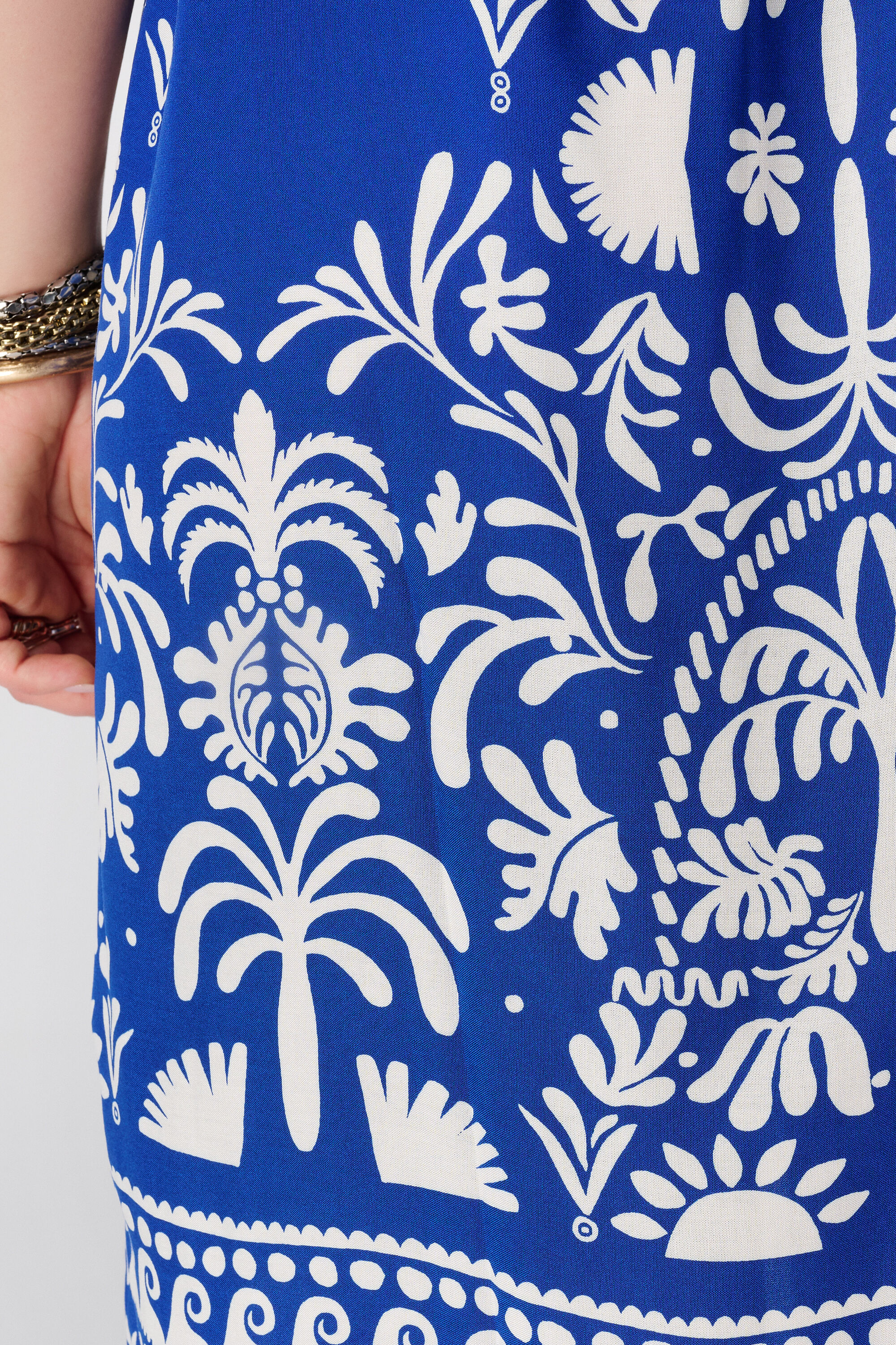 Vestido con escote en V image number 6