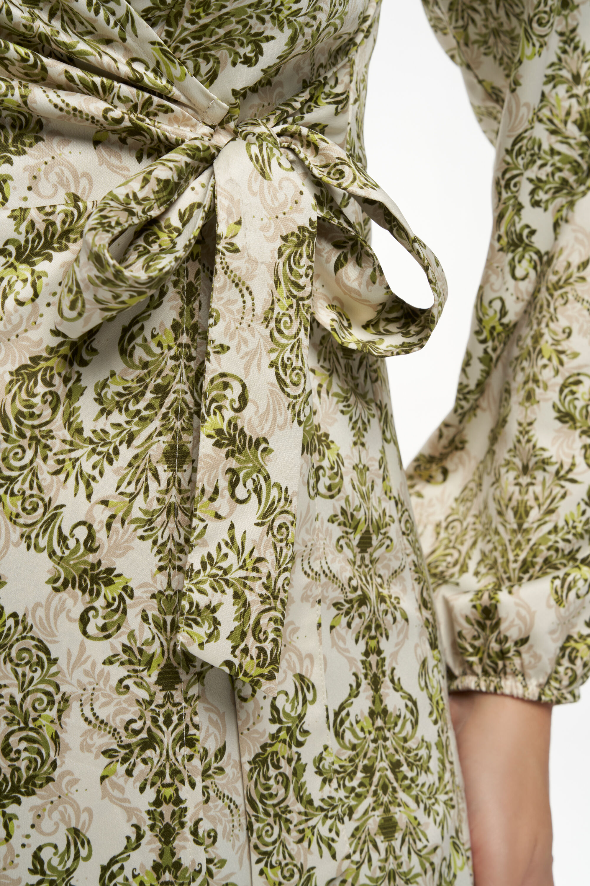 Vestido midi con aspecto satinado y estampado image number 4