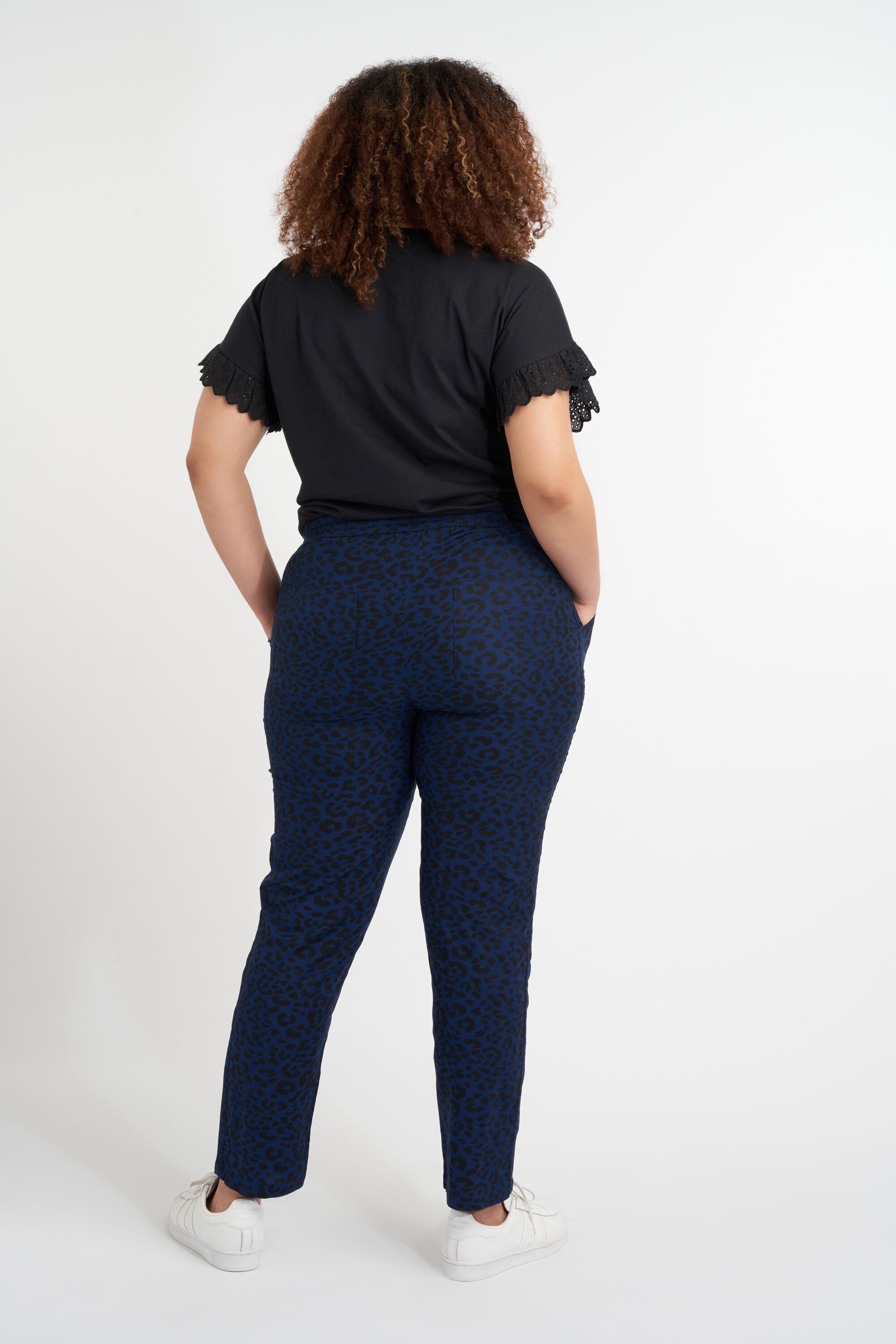 Pantalones holgados  image number 3