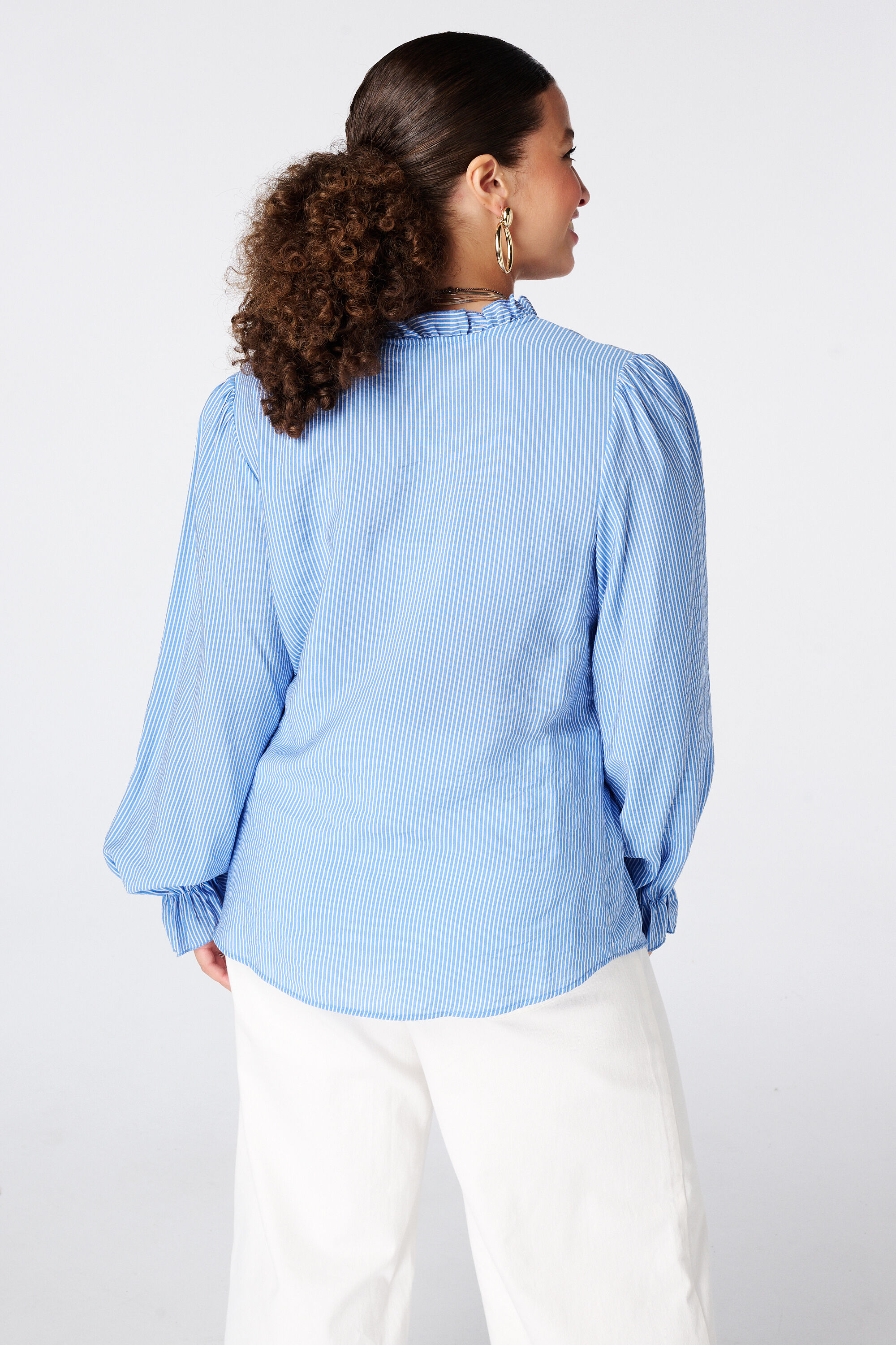 Blusa con volantes image number 3