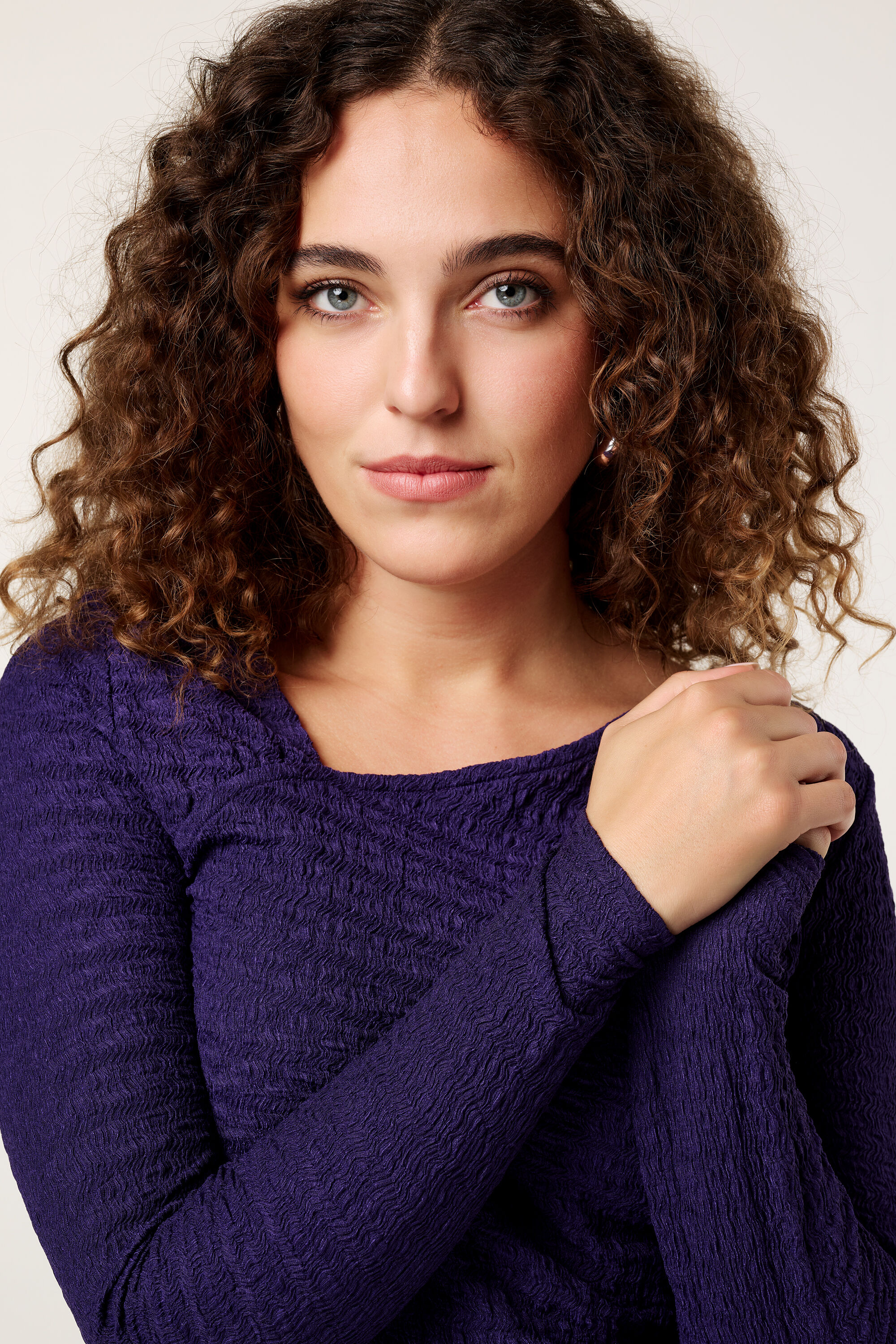 Top con un escote asim&eacute;trico image number 4