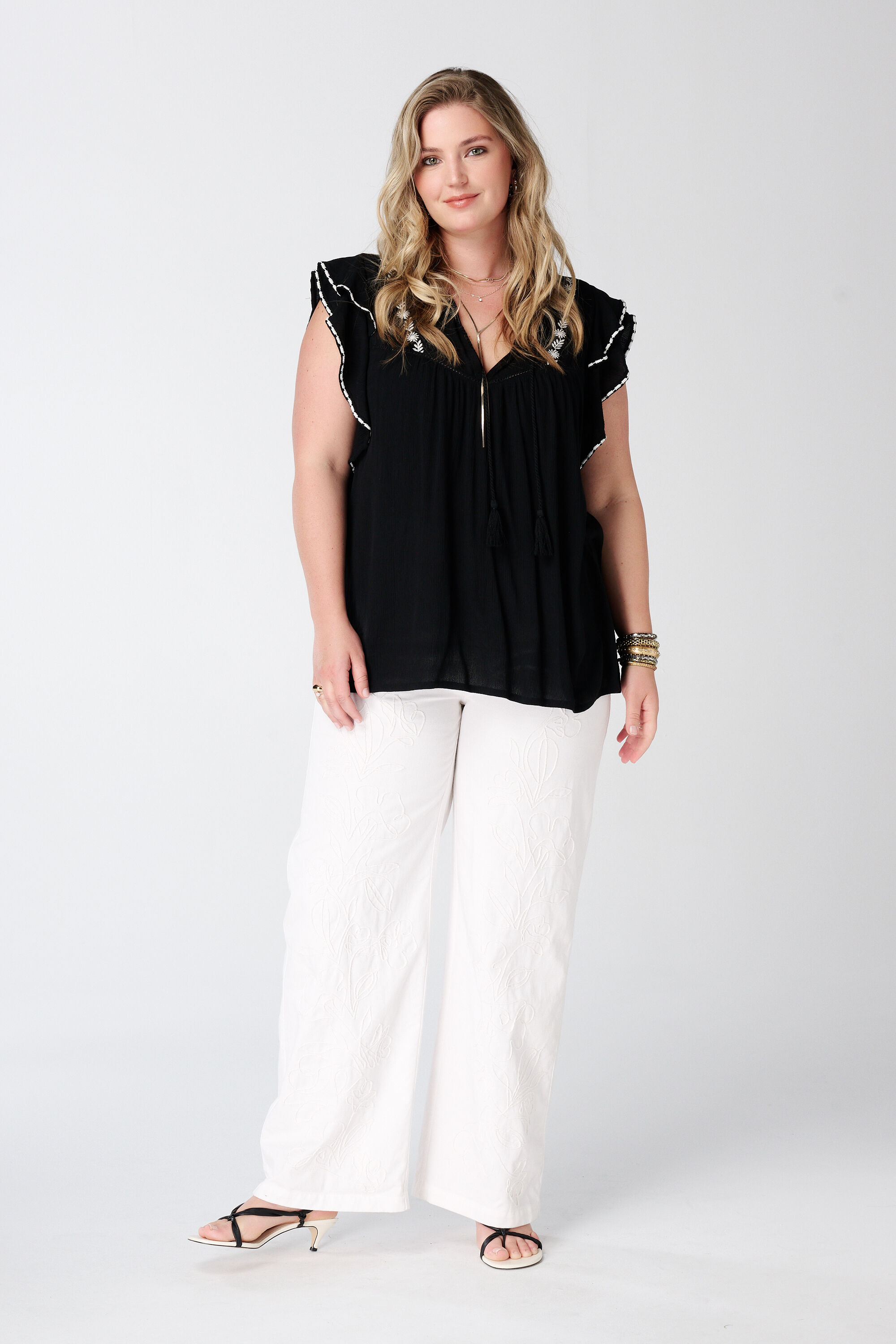 Blusa con mangas cortas con volantes image number 5