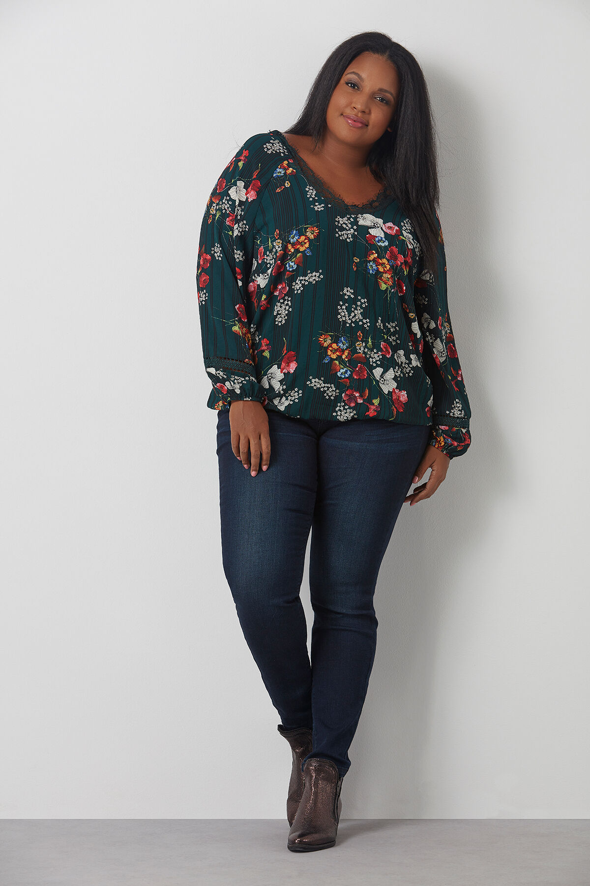 Blusa con cuello de encaje image number 0