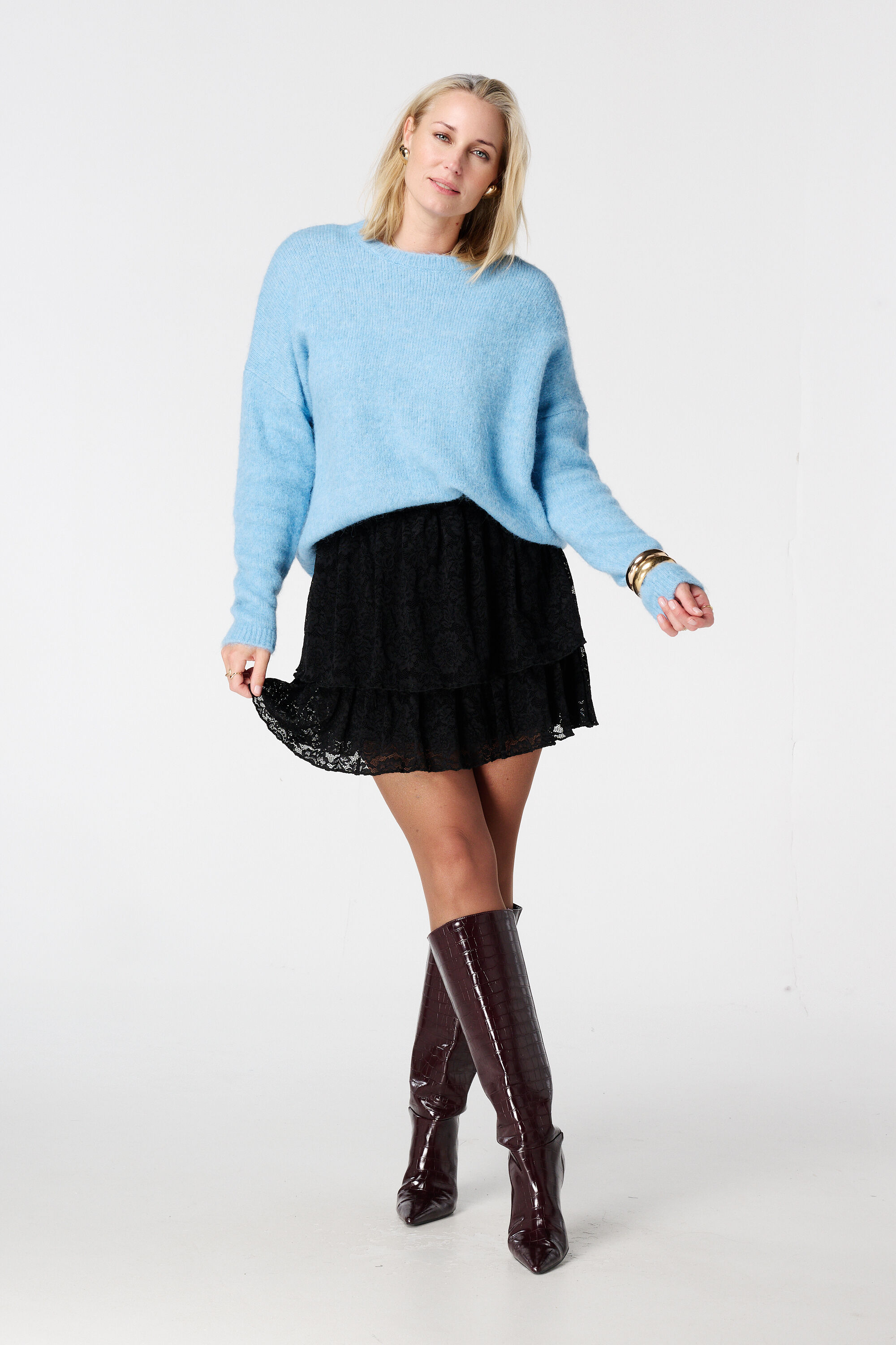 Falda corta de encaje con volantes