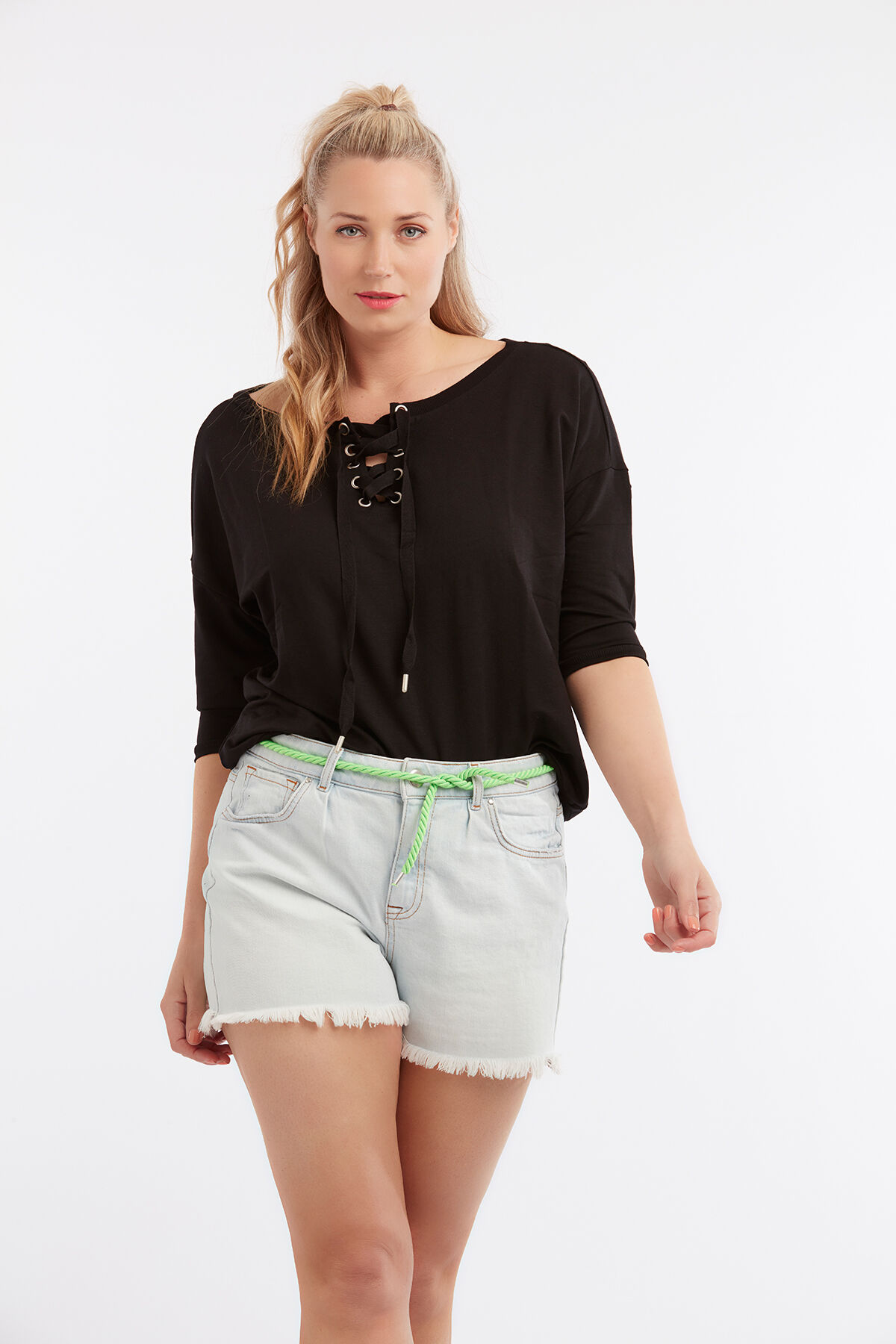 Shorts deste&ntilde;idos con el dobladillo deshilachado image number 3