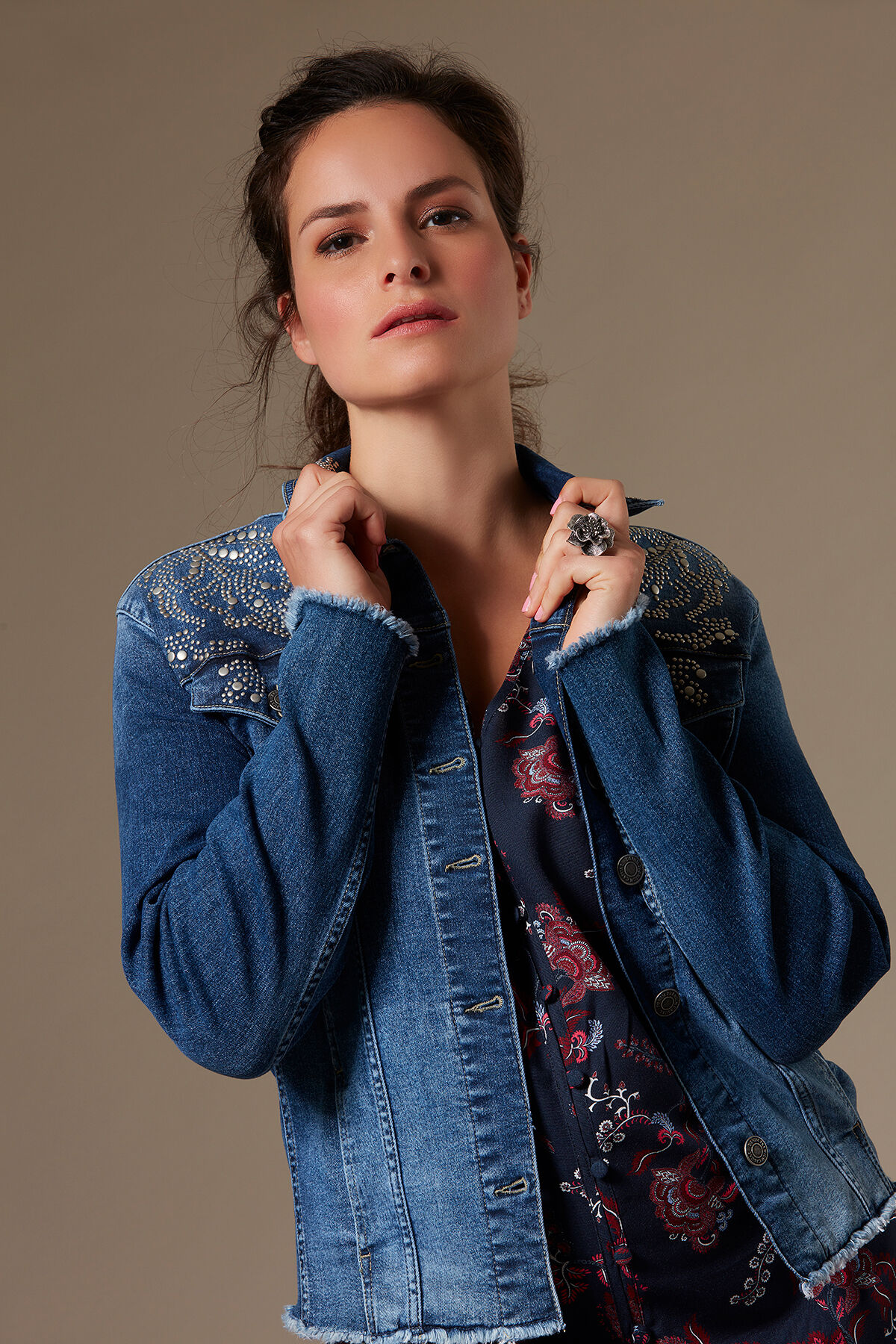 Chaqueta vaquera con tachuelas image number 5