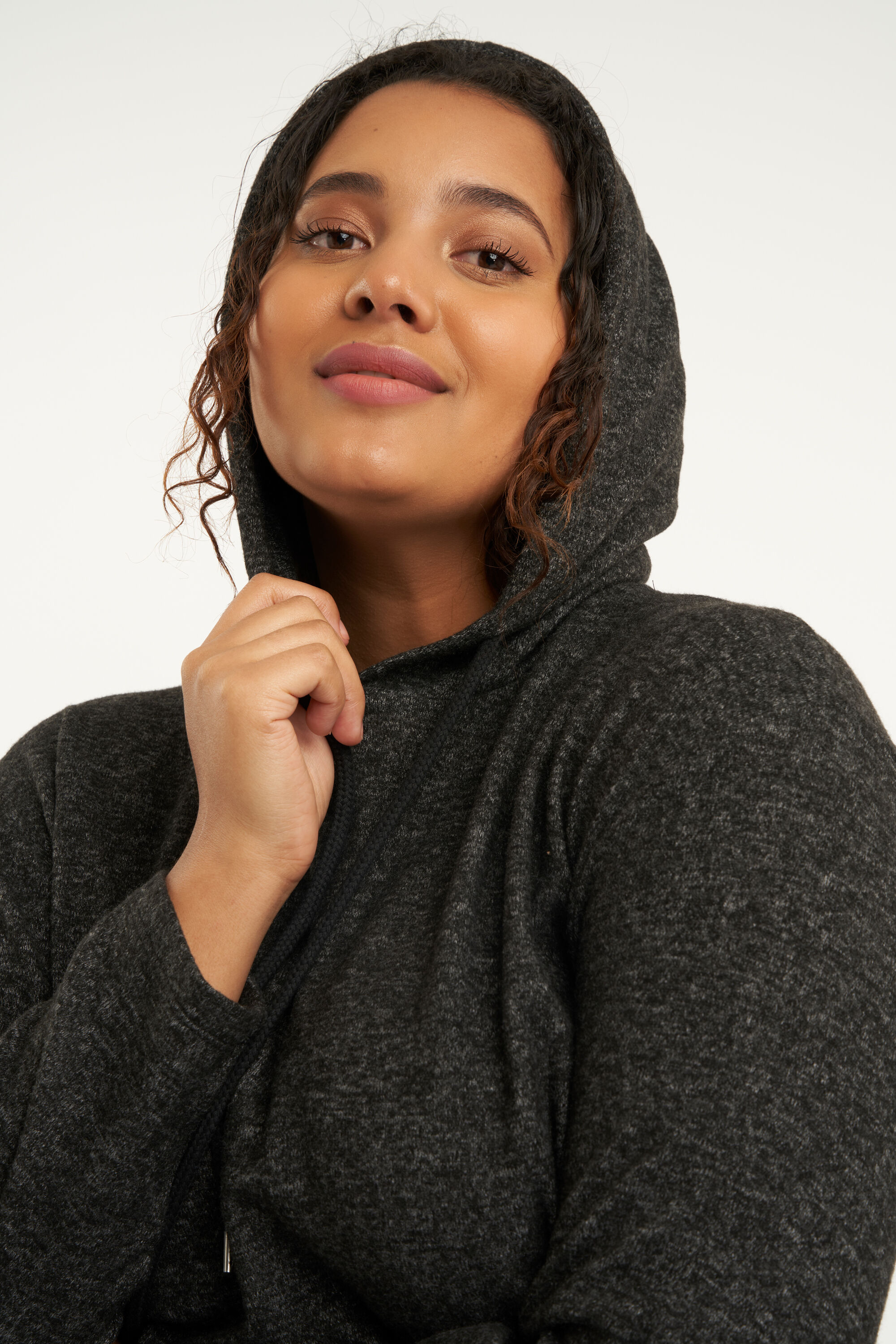 Su&eacute;ter con capucha  image number 4