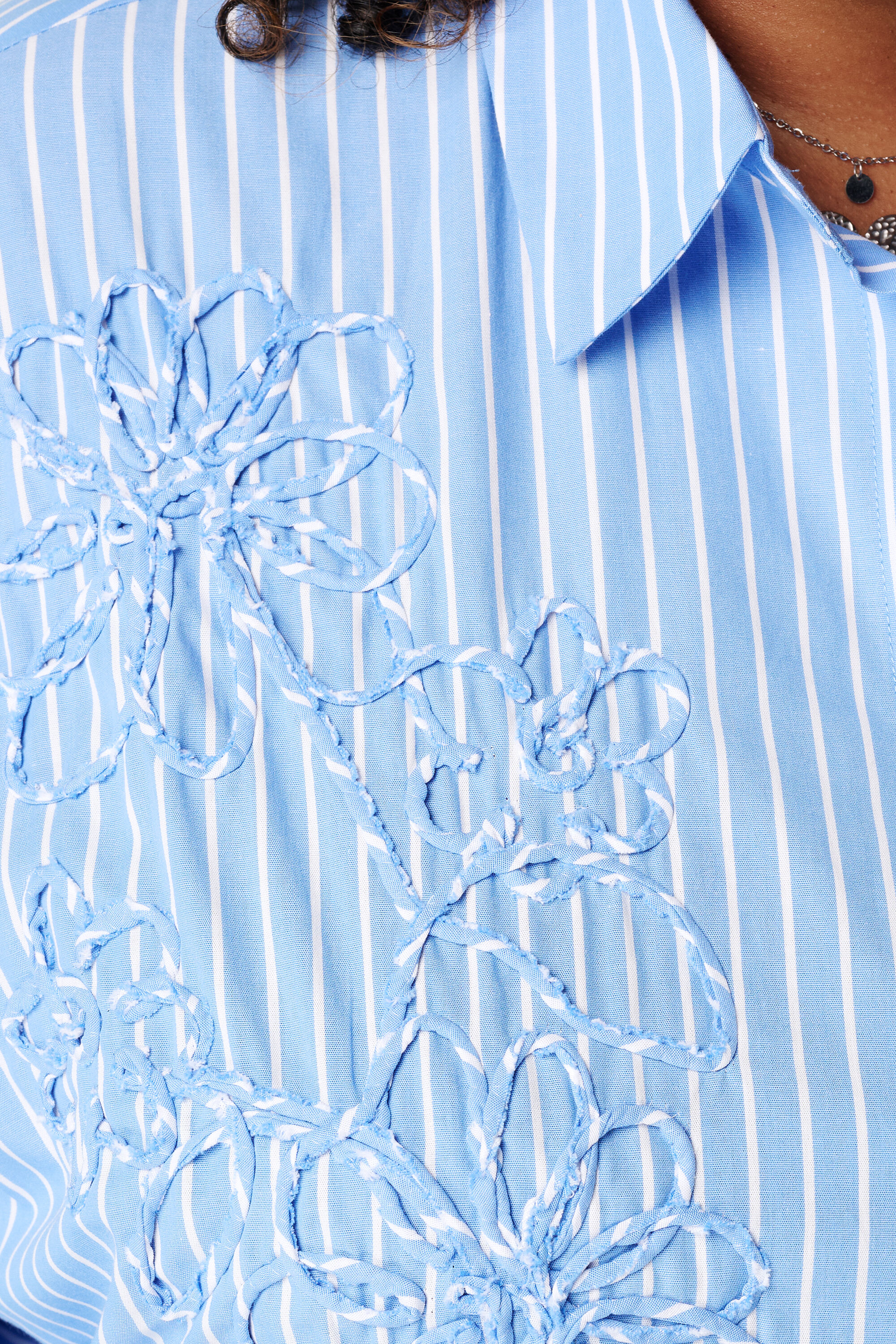 Blusa de rayas con bordado image number 6