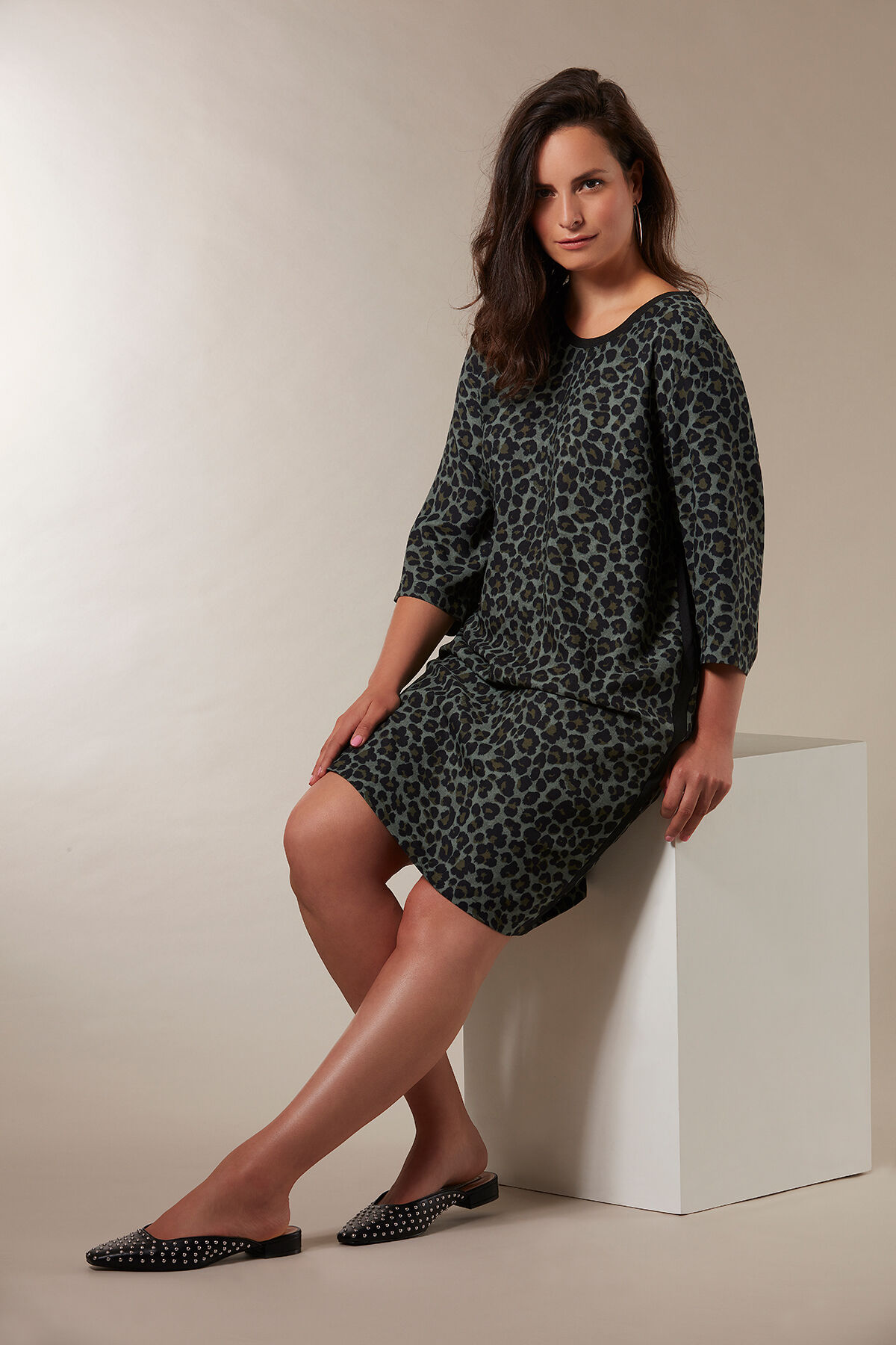 Vestido con estampado de leopardo y raya deportiva image number 3