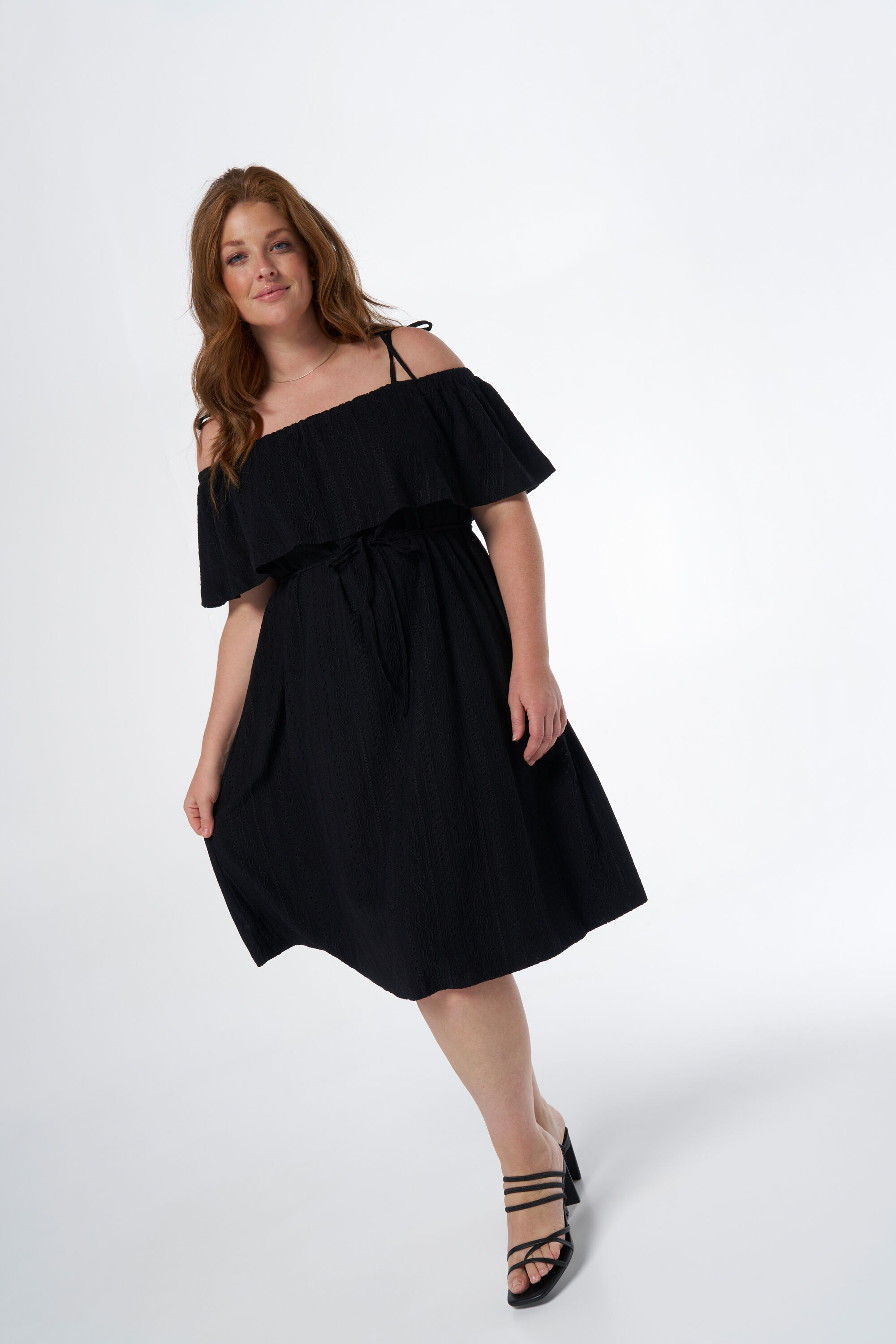 Vestido con los hombros descubiertos y lazo como detalle image number 5