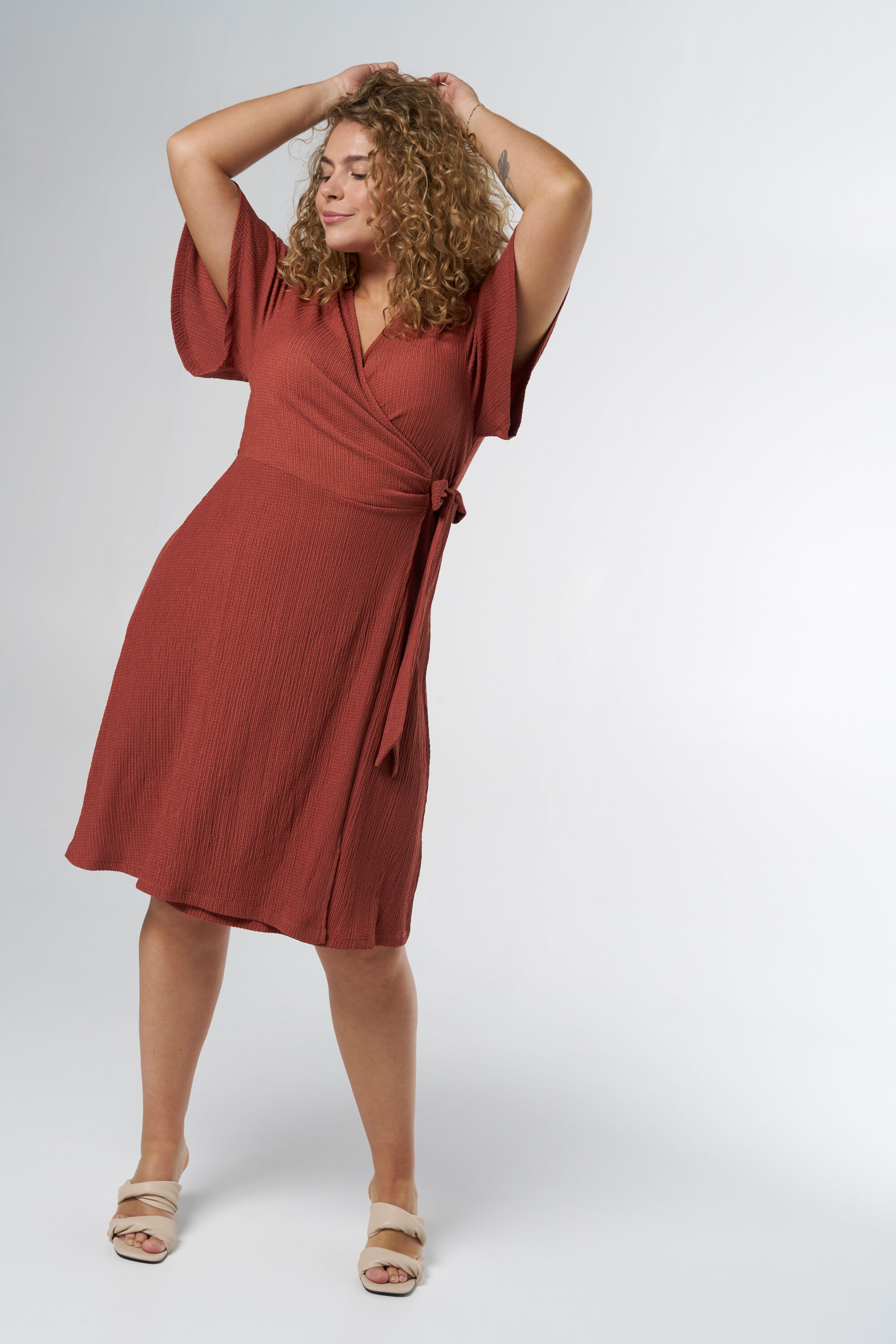 Vestido cruzado de largo medio image number 5