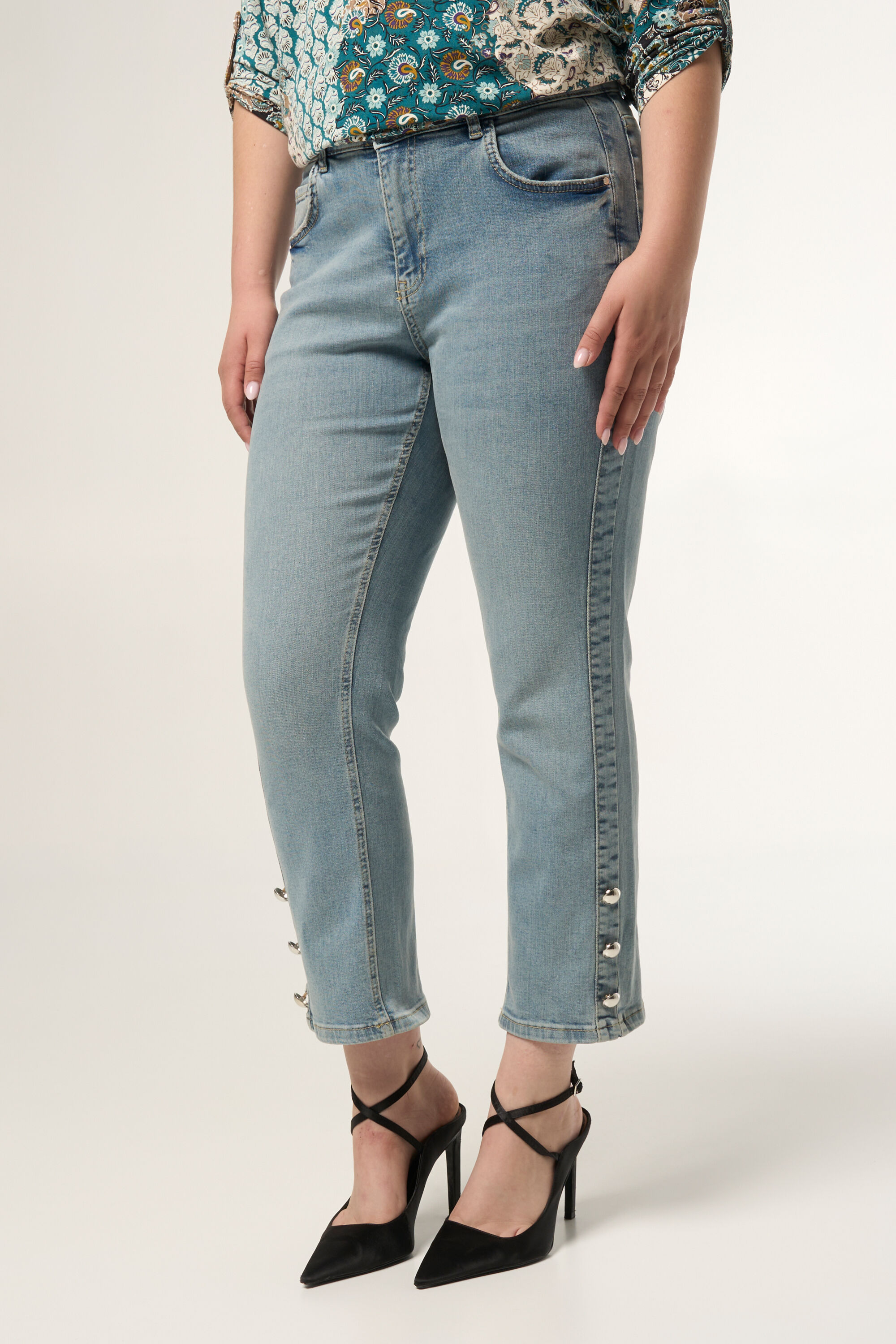 Vaqueros con botones decorativos image number 5