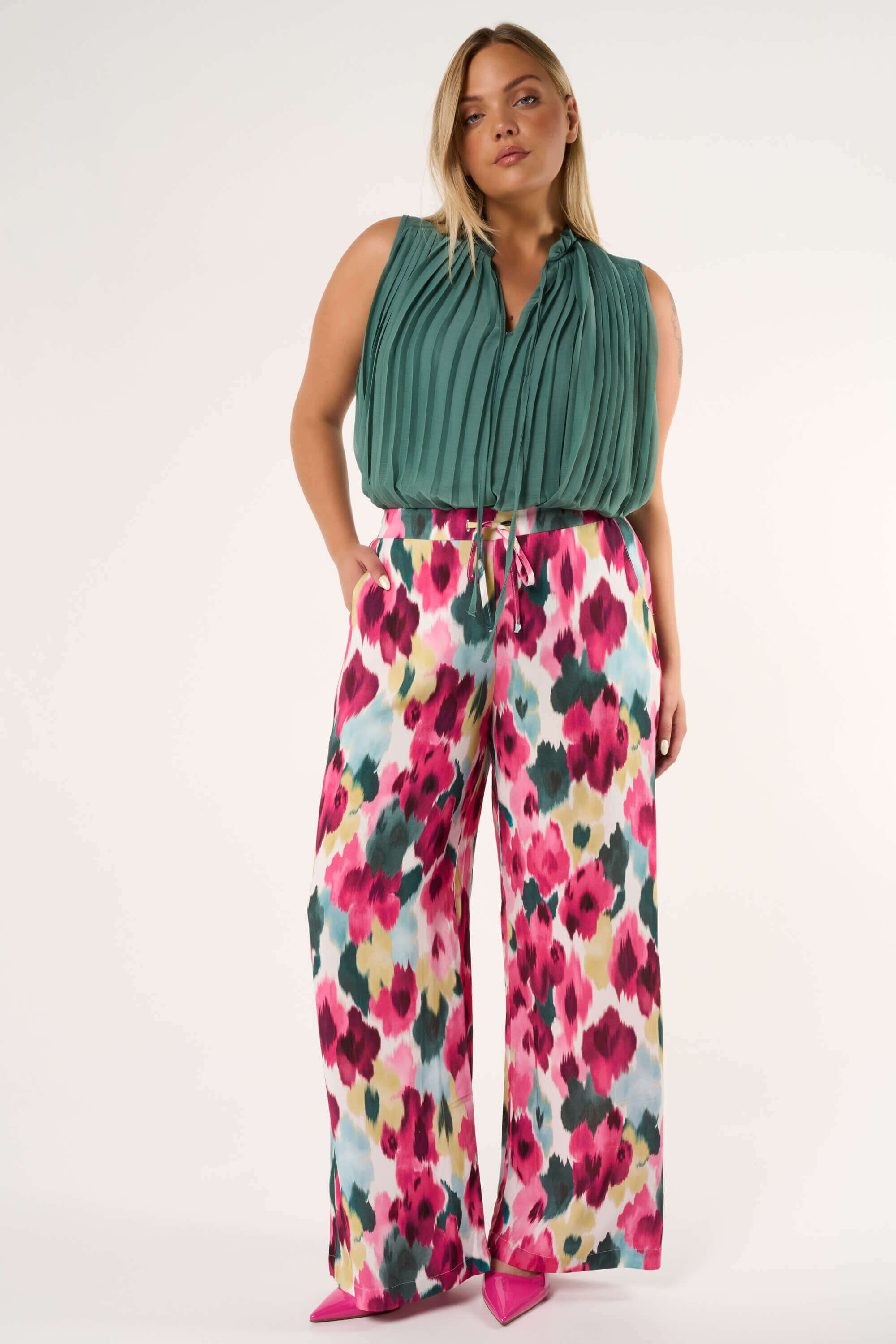 Pantalones anchos con estampado floral image number 7