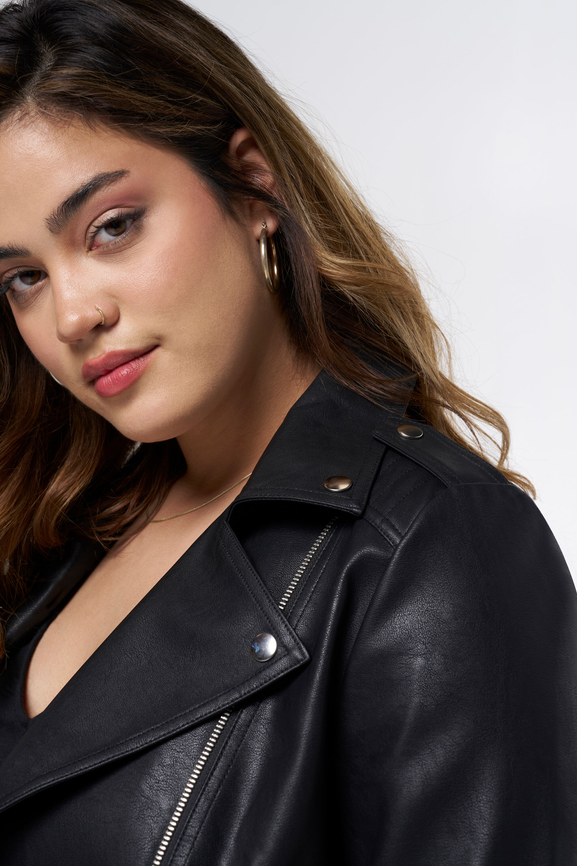 Chaqueta de piel con detalles plateados image number 4