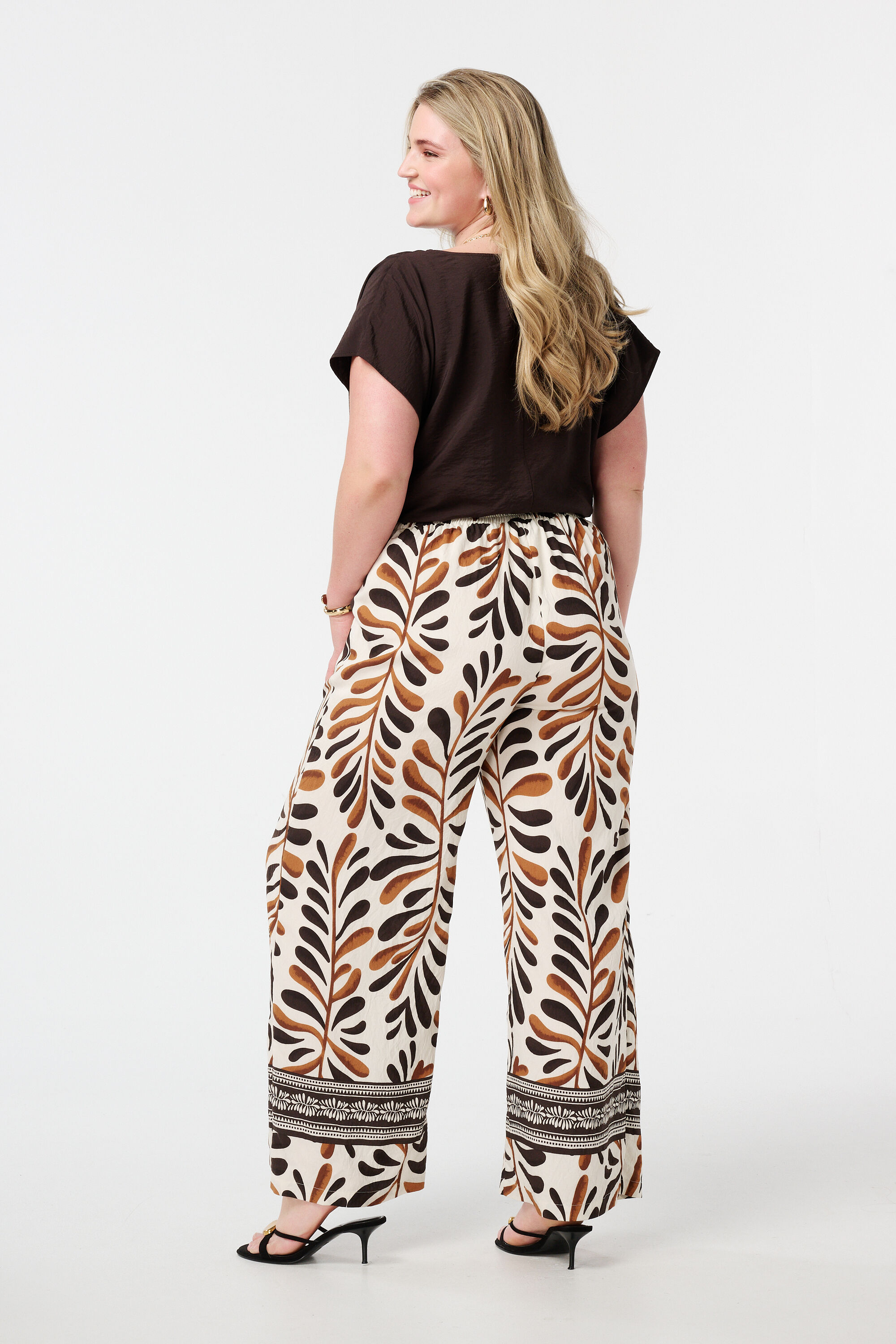 Pantalones anchos con estampado image number 3