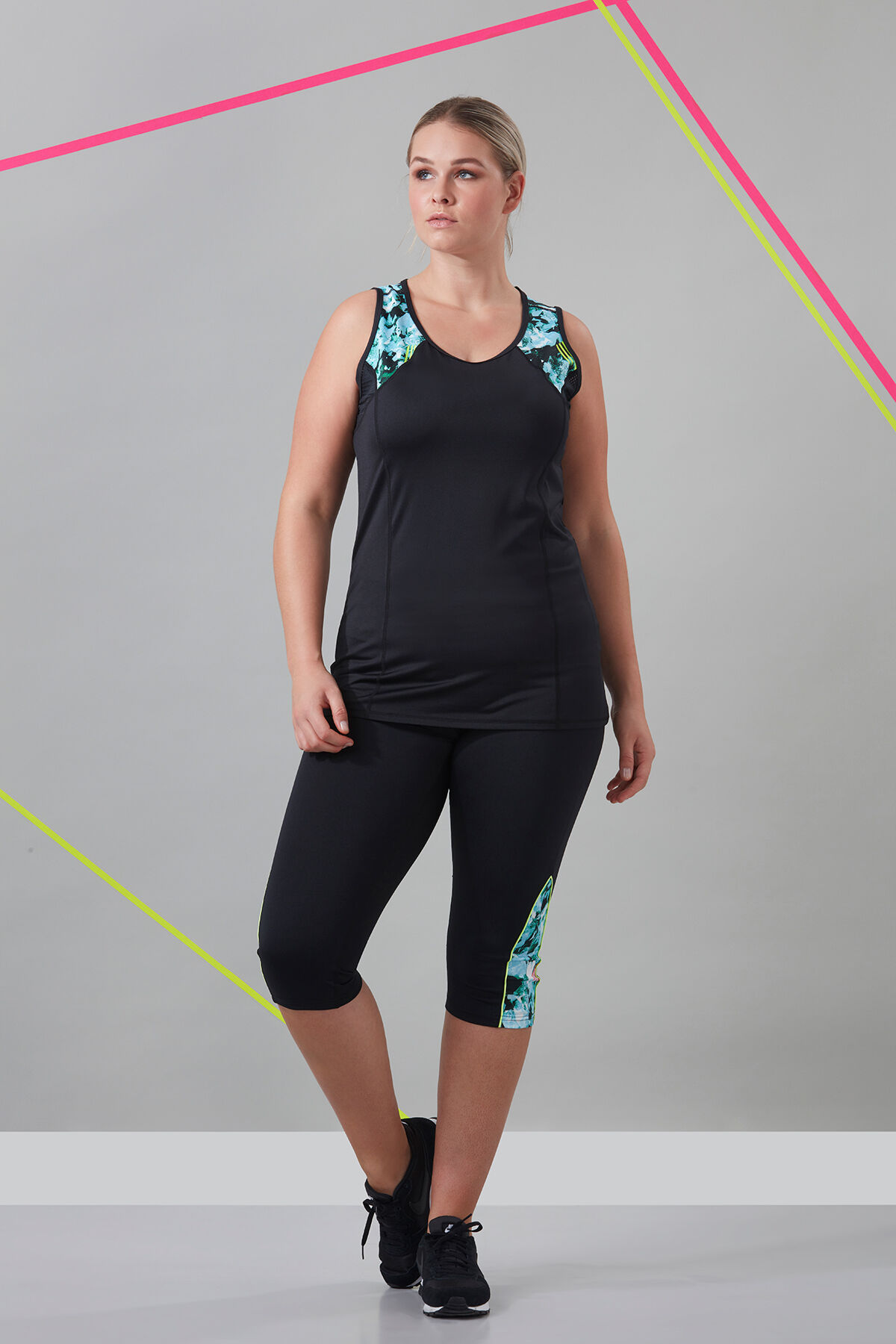 Top deportivo con estampado gr&aacute;fico image number 5