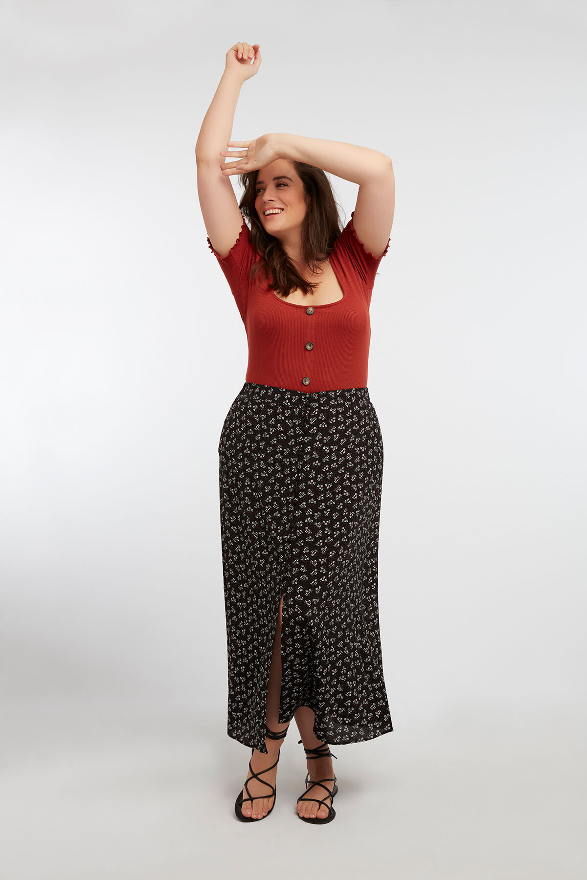 Falda maxi con botones image number 4