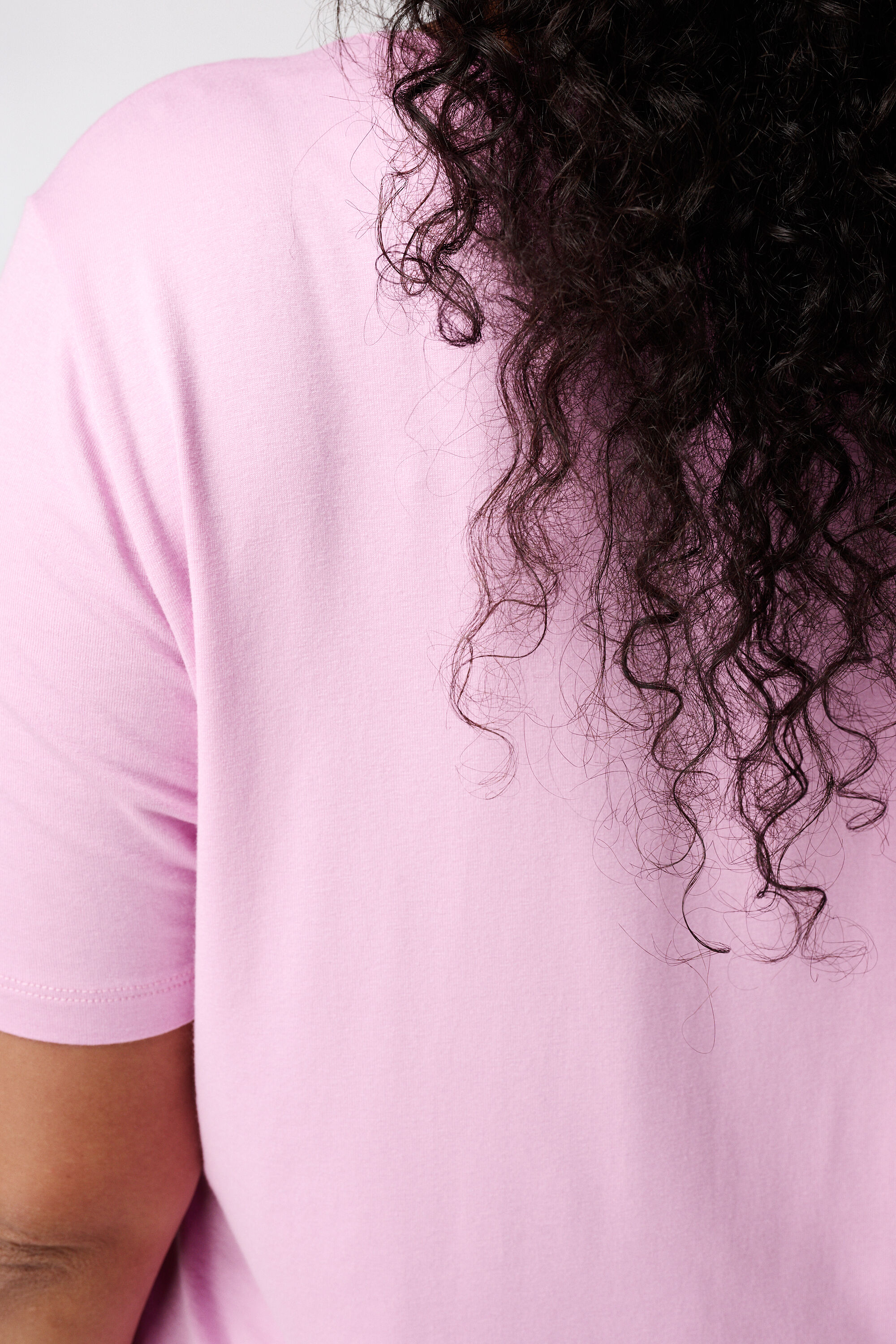 Camiseta con escote en V image number 6