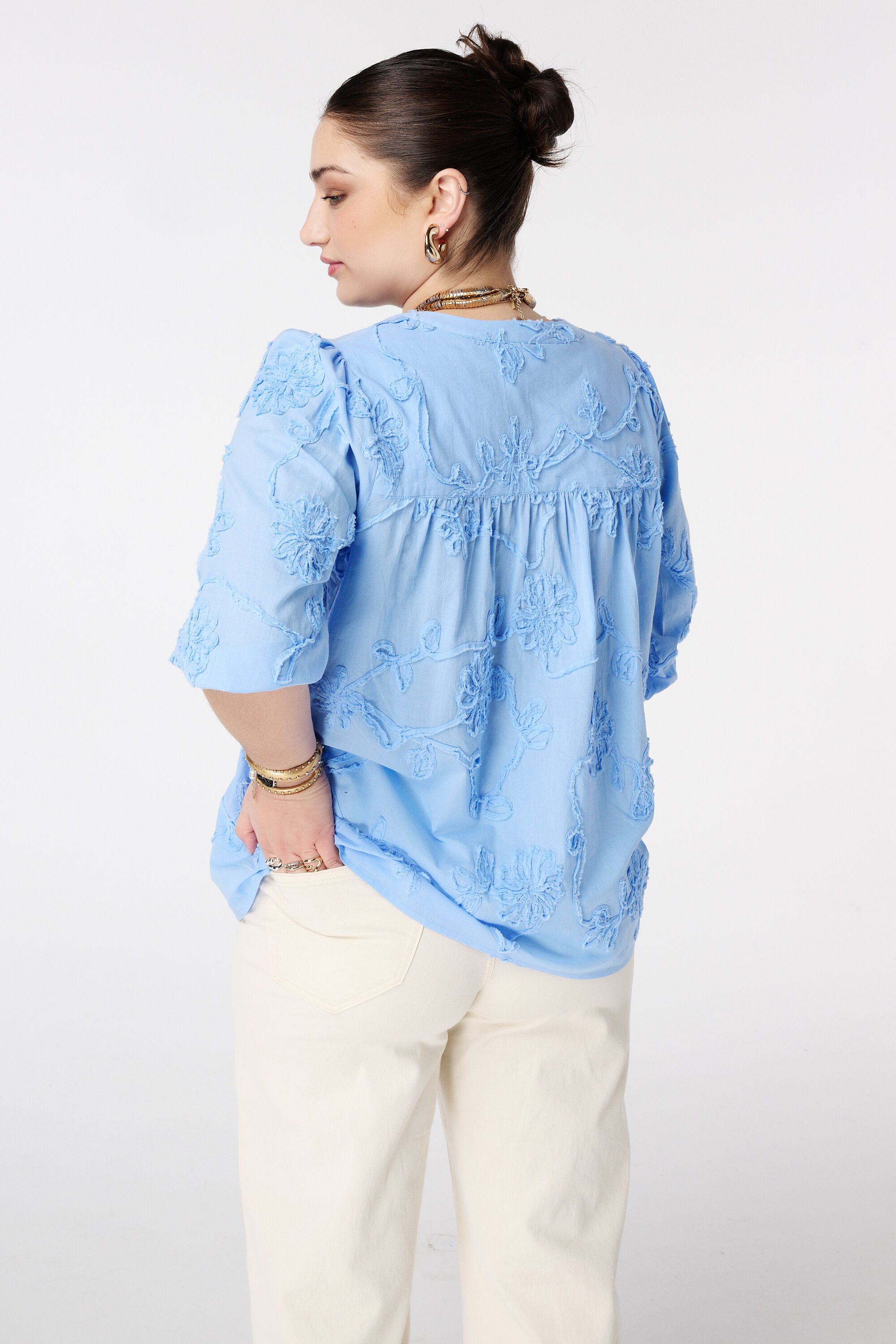 Blusa con flores bordadas image number 3