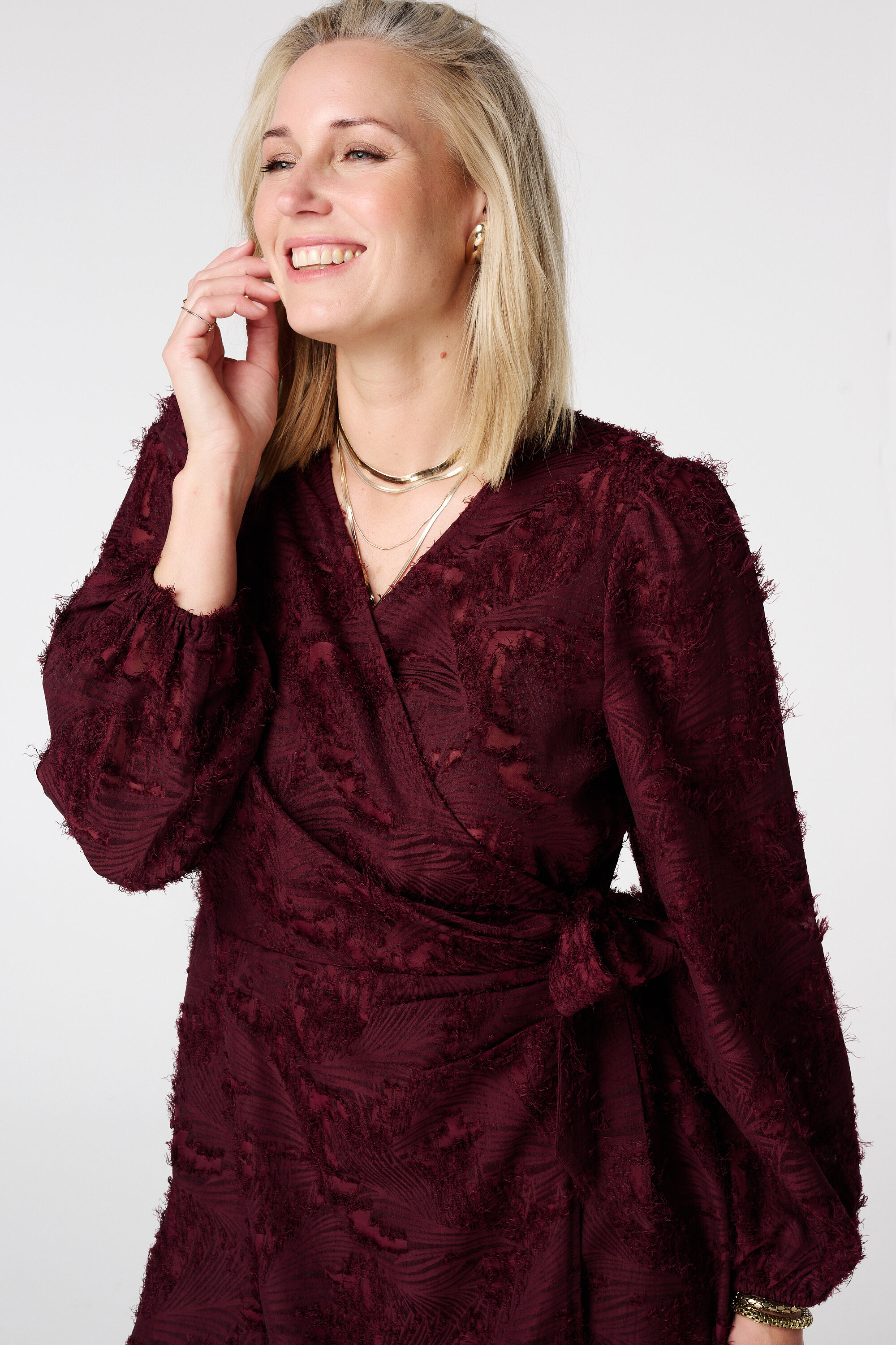 Vestido con textura de encaje y efecto cruzado image number 4