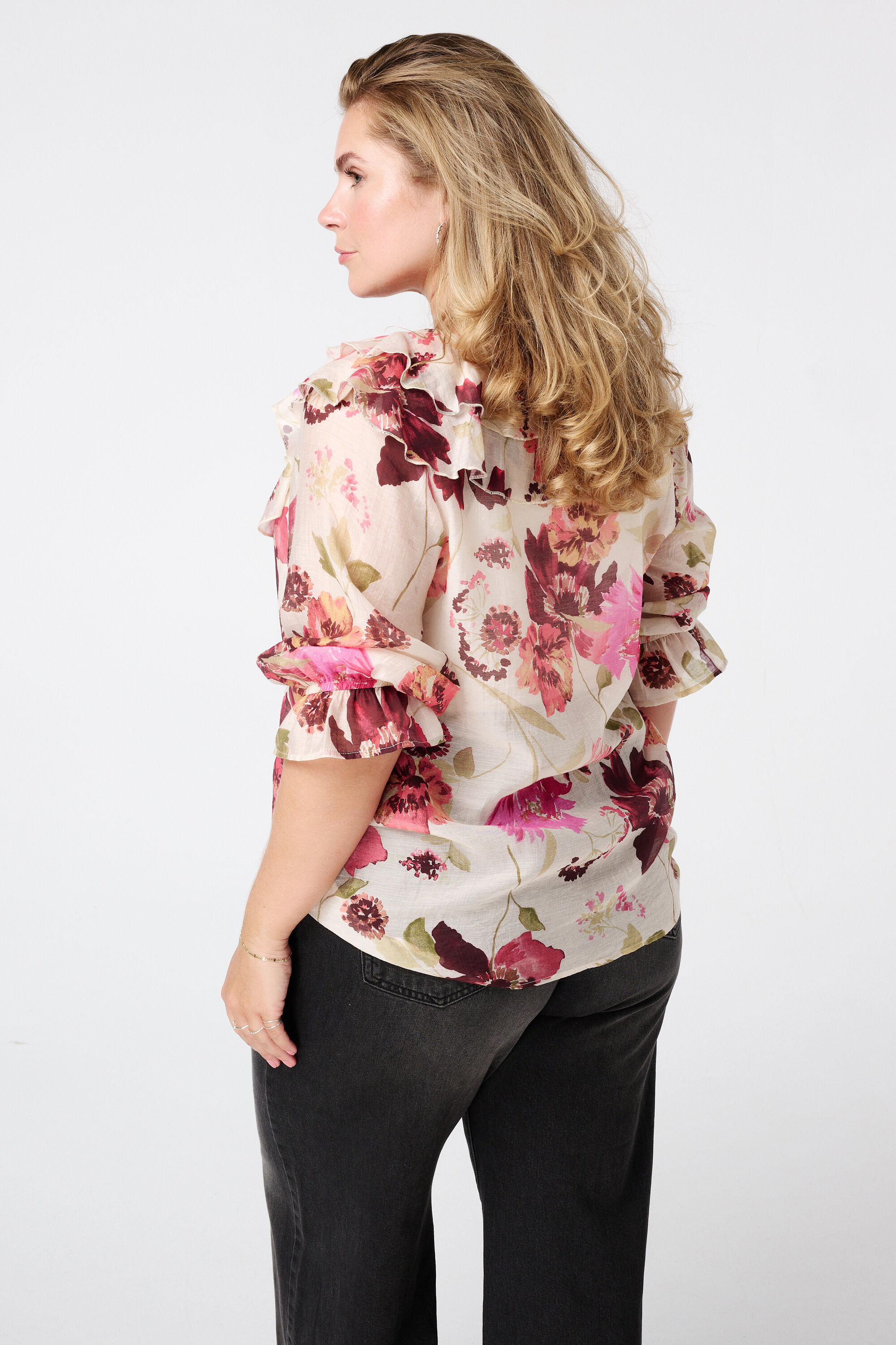 Blusa con volantes y estampado image number 3