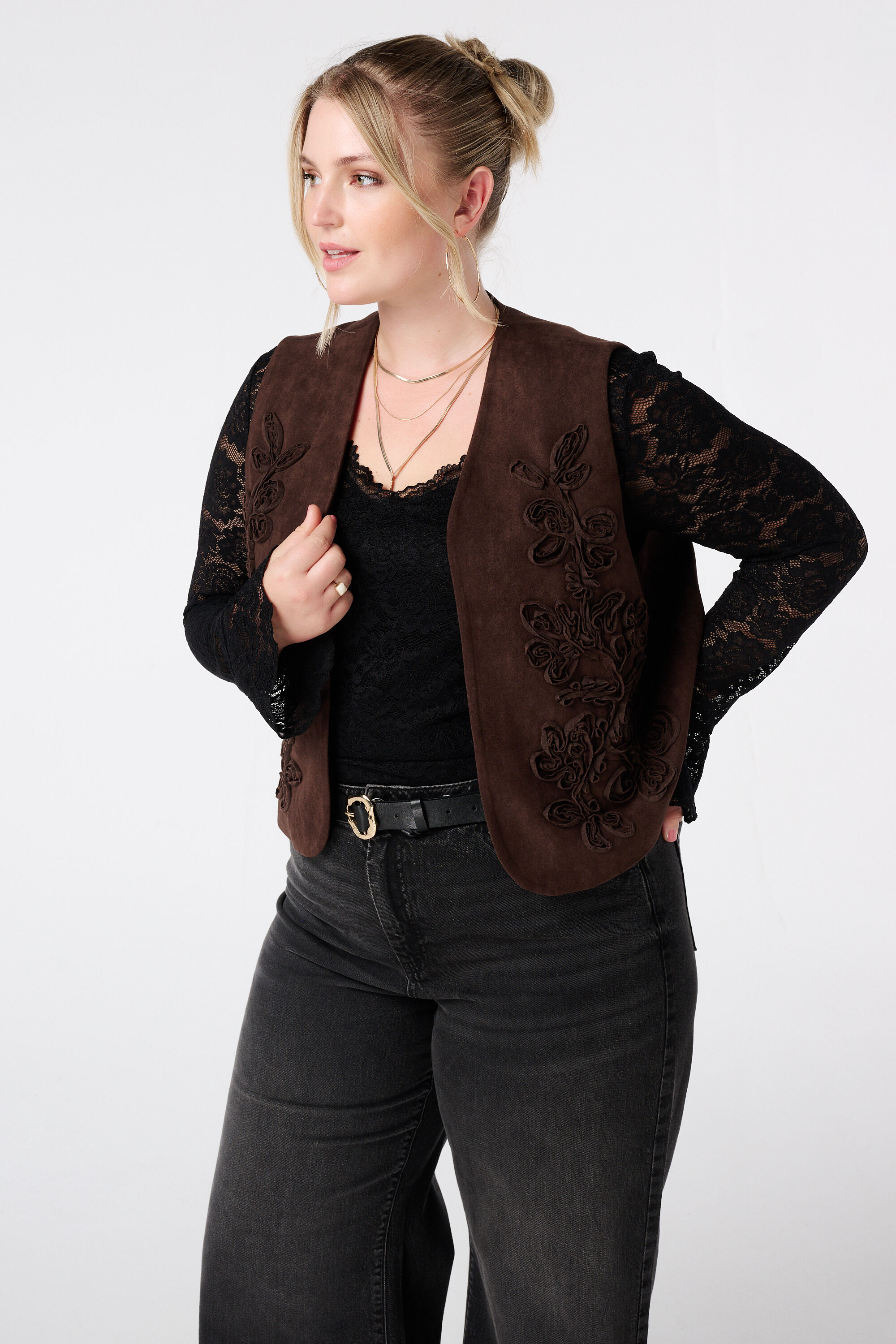 Chaleco con aspecto de ante y bordados