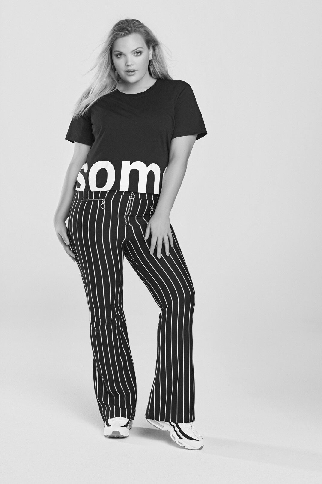 Pantalones acampanados de rayas  image number 4