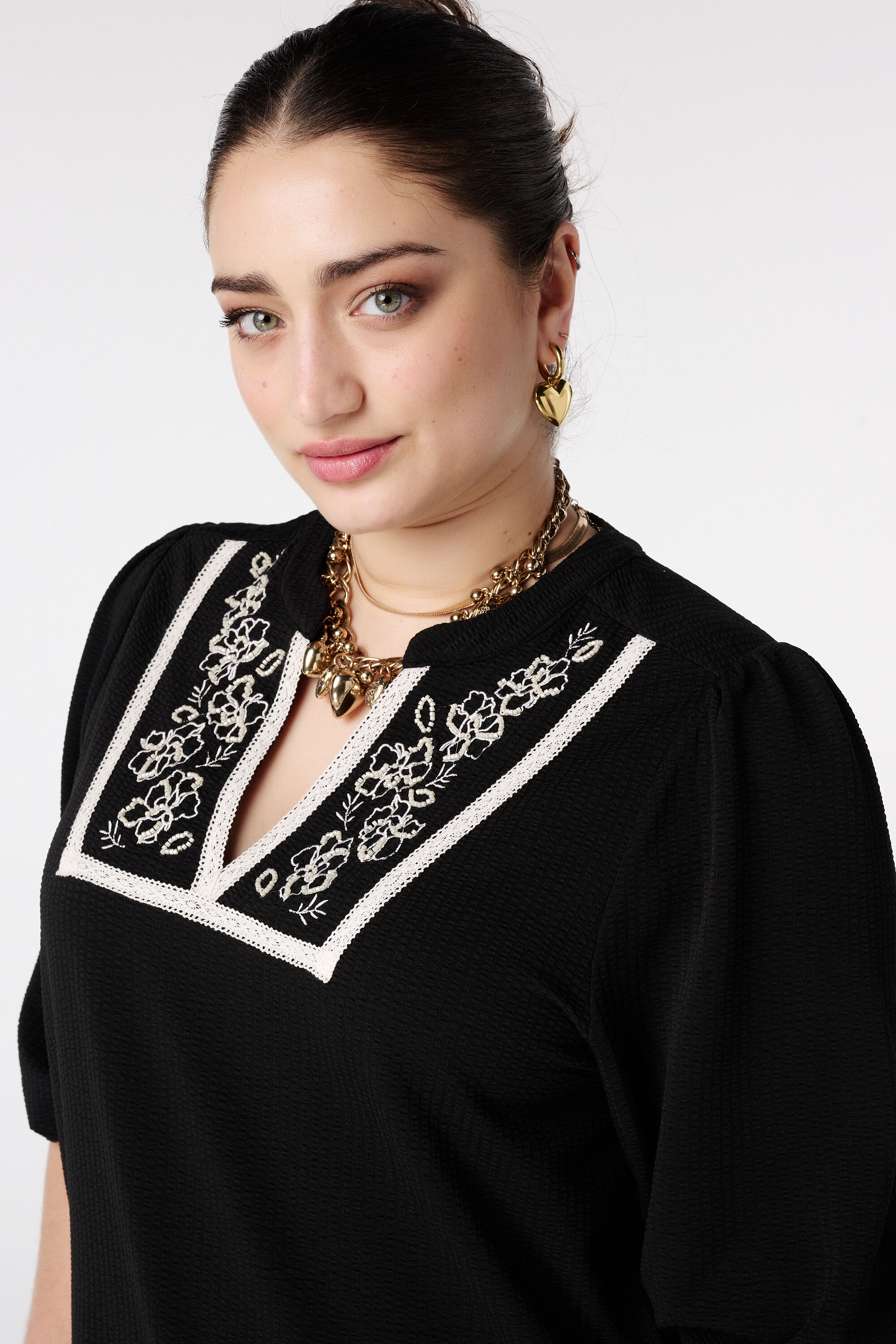 Top con bordado y escote en V image number 4