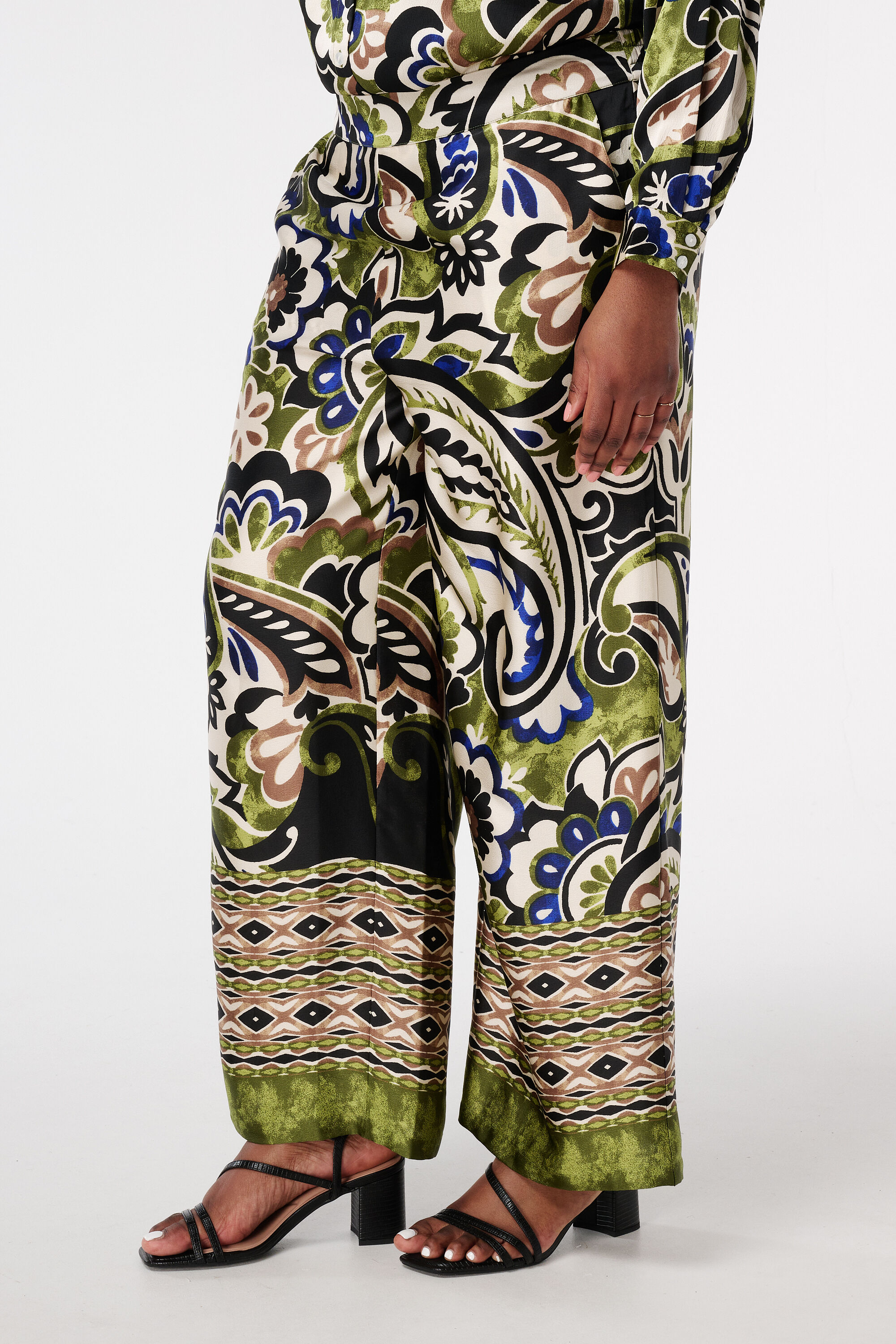 Pantalones con estampado image number 5