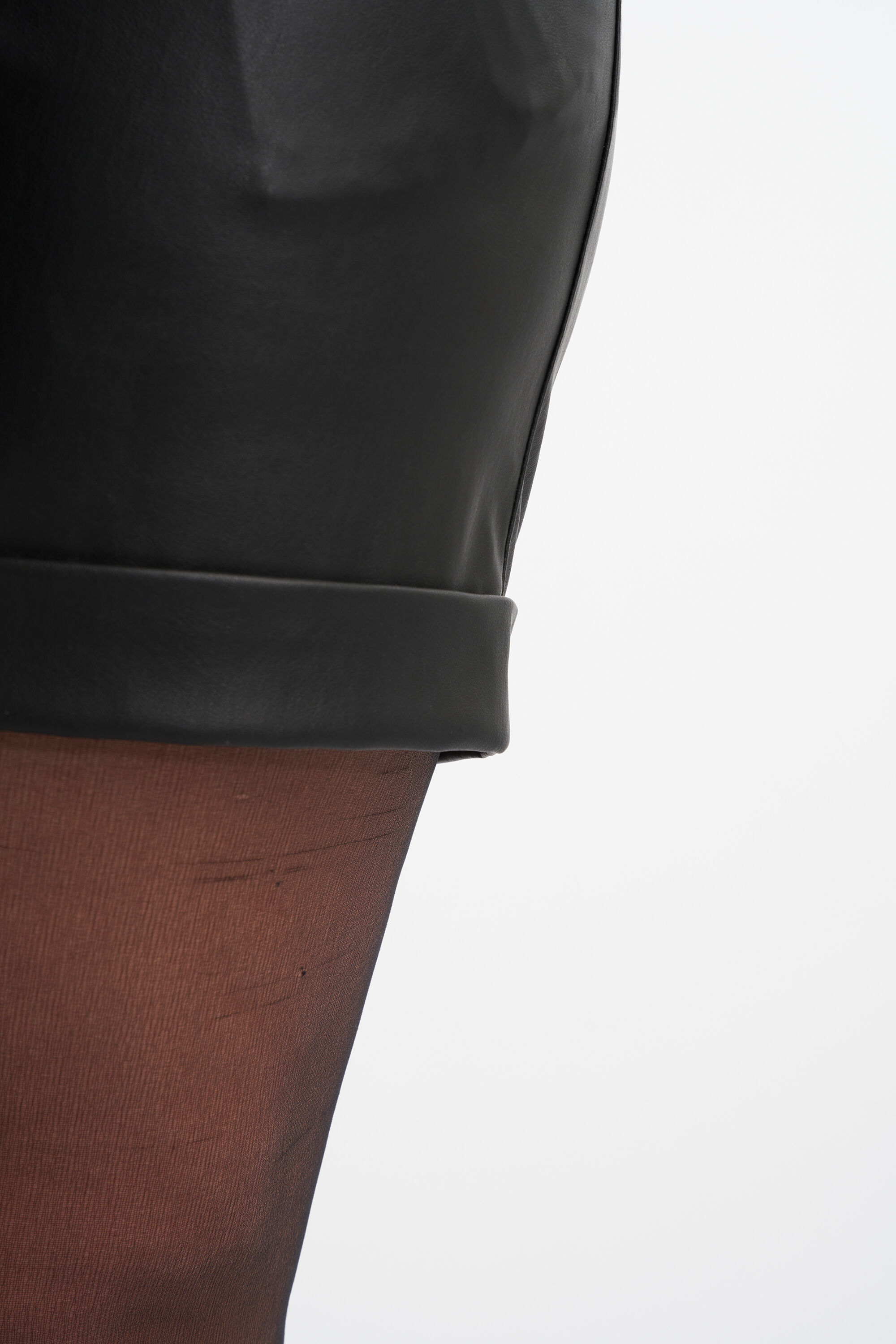 Shorts de cuero sint&eacute;tico con cinto atado.  image number 6